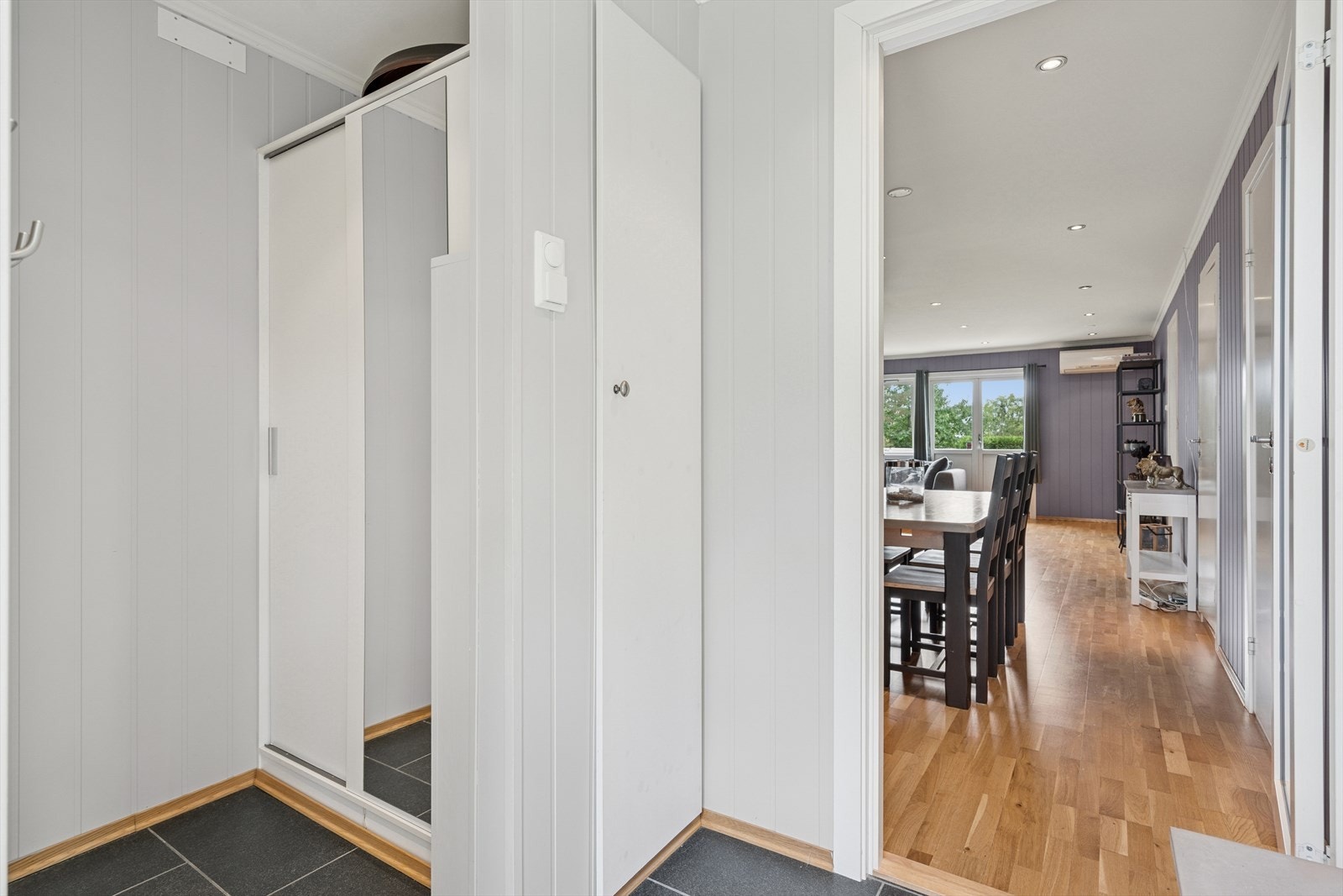 Velkommen inn! Entréen har plass til ekstra lagring i garderobeskap. Galleribilde