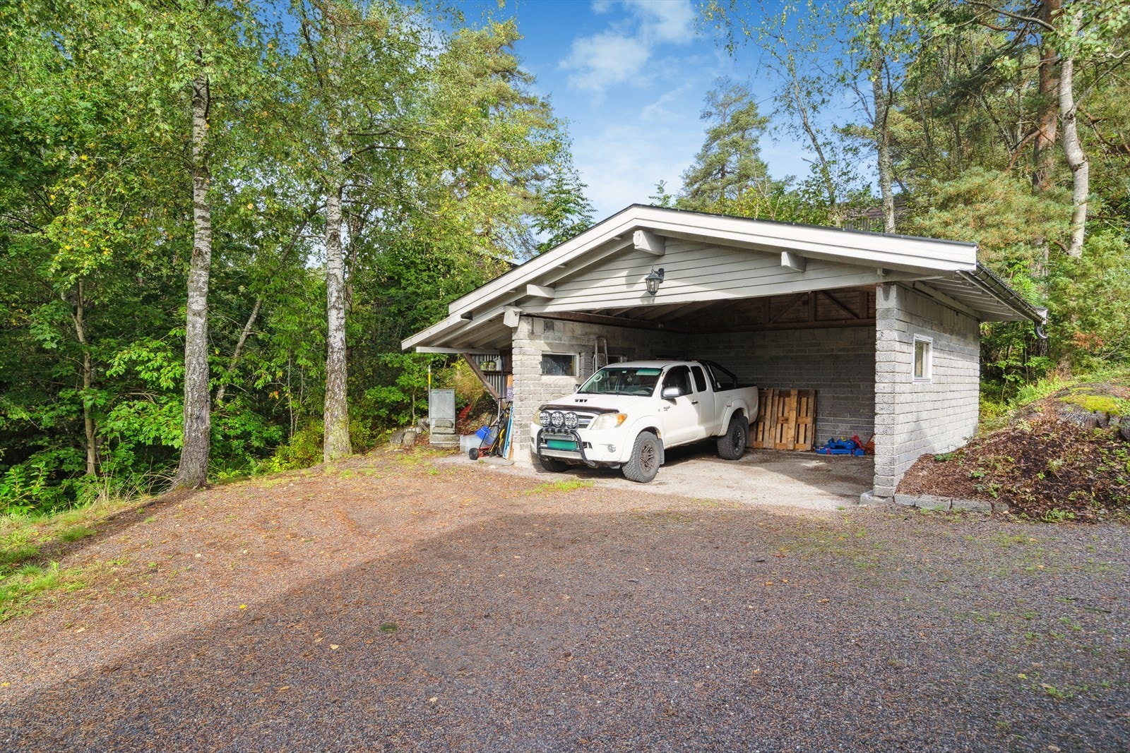 Det er gode parkeringsmuligheter på eiendommen, både i gårdsplass og i garasje. Galleribilde