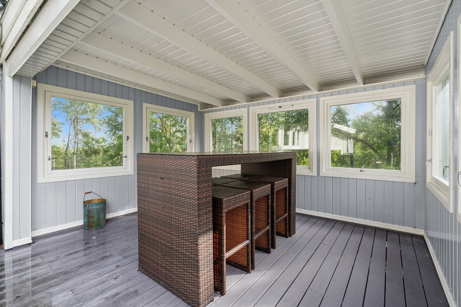 Overbygd del av terrassen gir ly for vær og vind, og forlenger utesesongen. Galleribilde