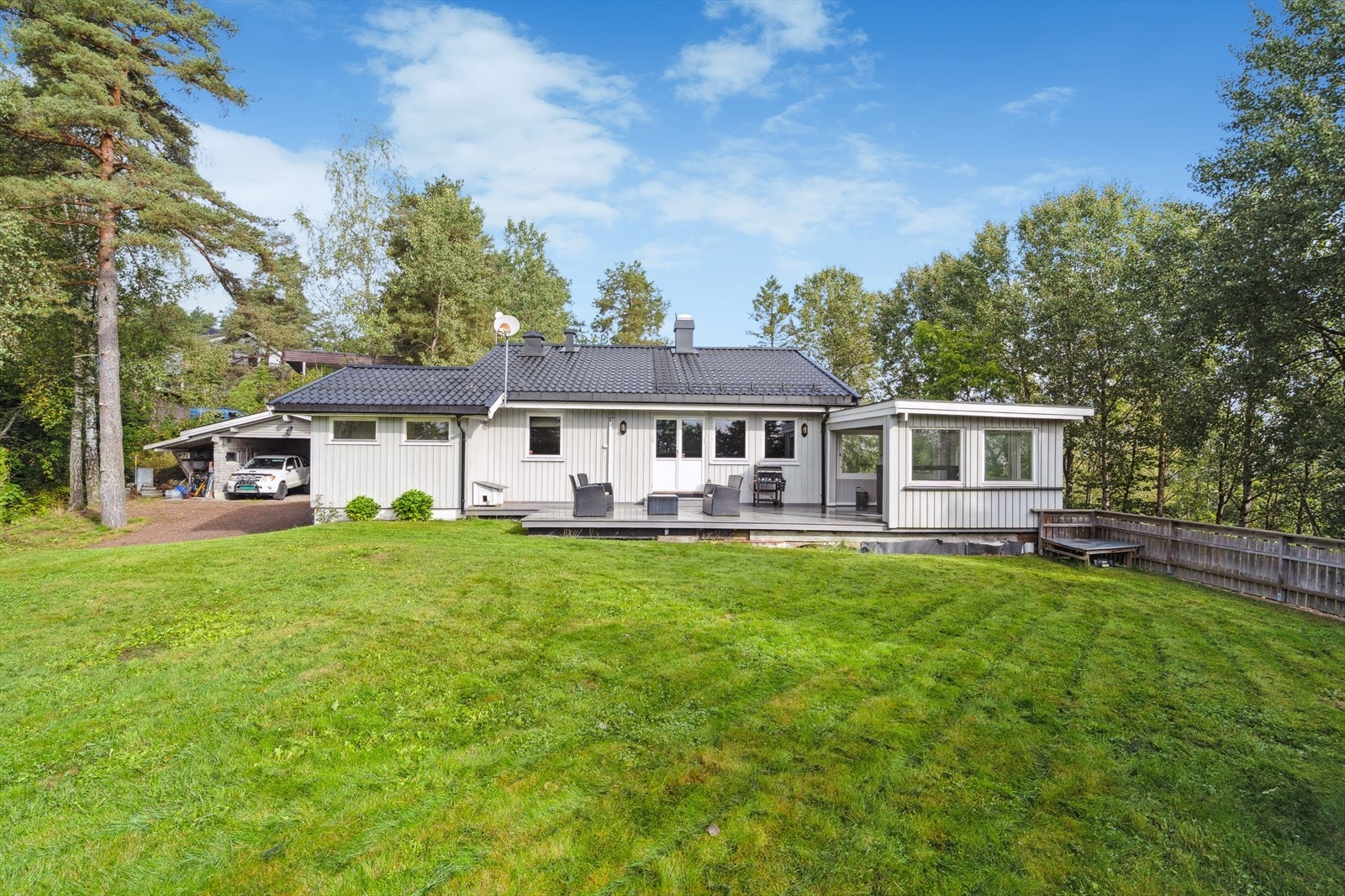 Dette er en trivelig enebolig med en fin naturtomt og gode solforhold og en usjenert og tilbaketrukket beliggenhet. Galleribilde