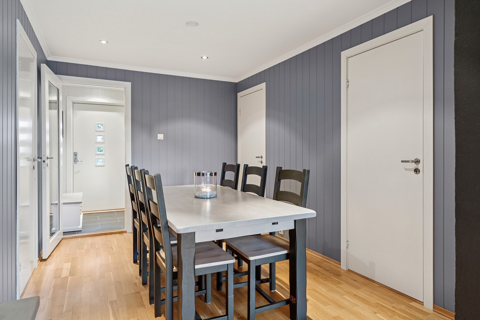 Stuen har godt med plass til langbord. Galleribilde