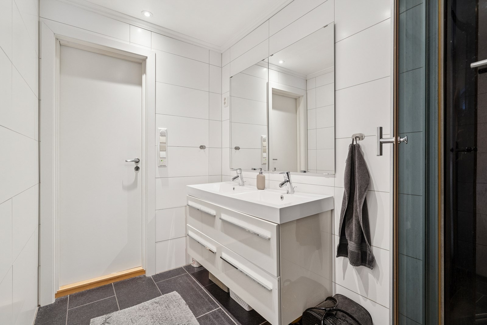 Det er elektriske varmekabler i gulv. Galleribilde