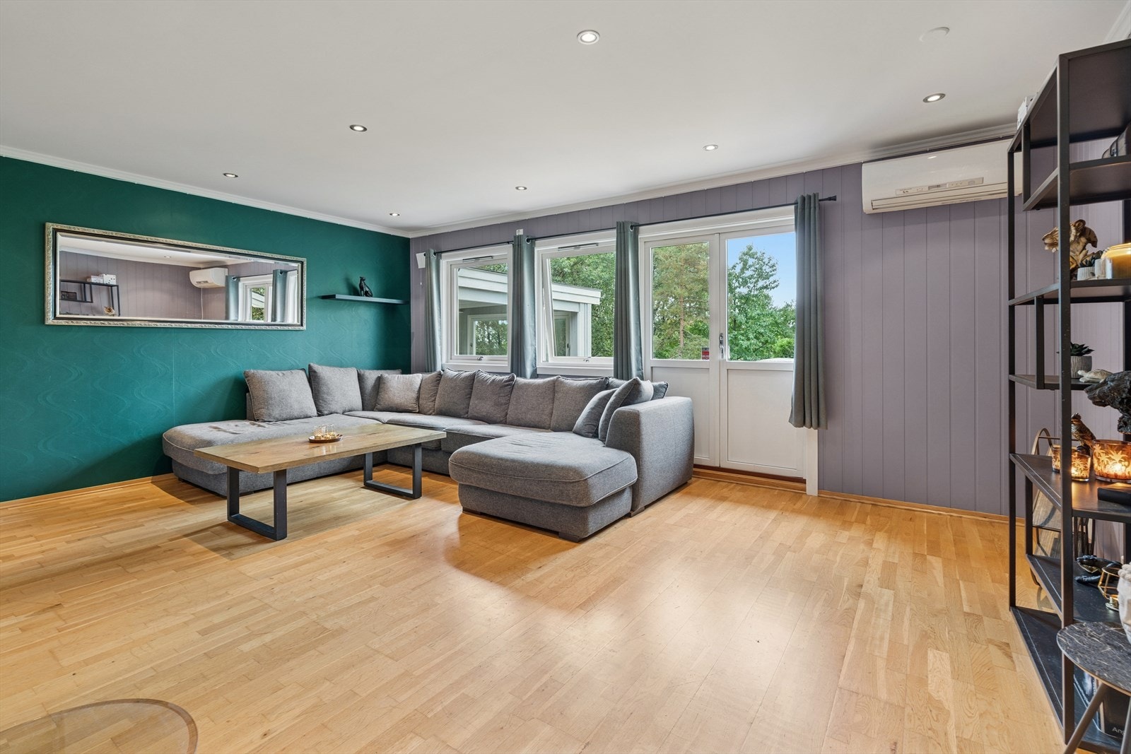 Varmepumpe i stue gir energieffektiv oppvarming og behagelig inneklima året rundt. Galleribilde