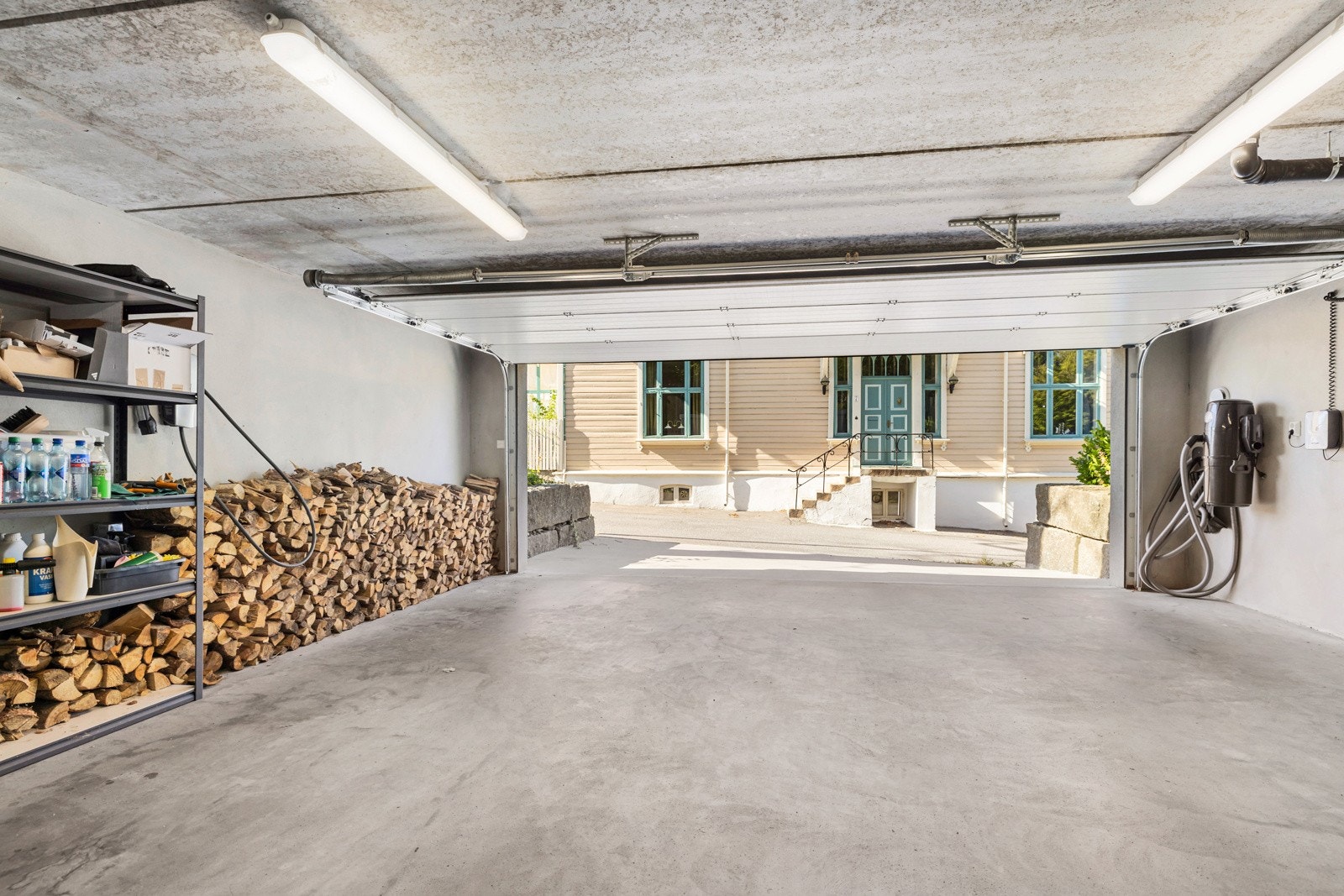 Dobbelgarasje fra 2019 med elbillader Galleribilde