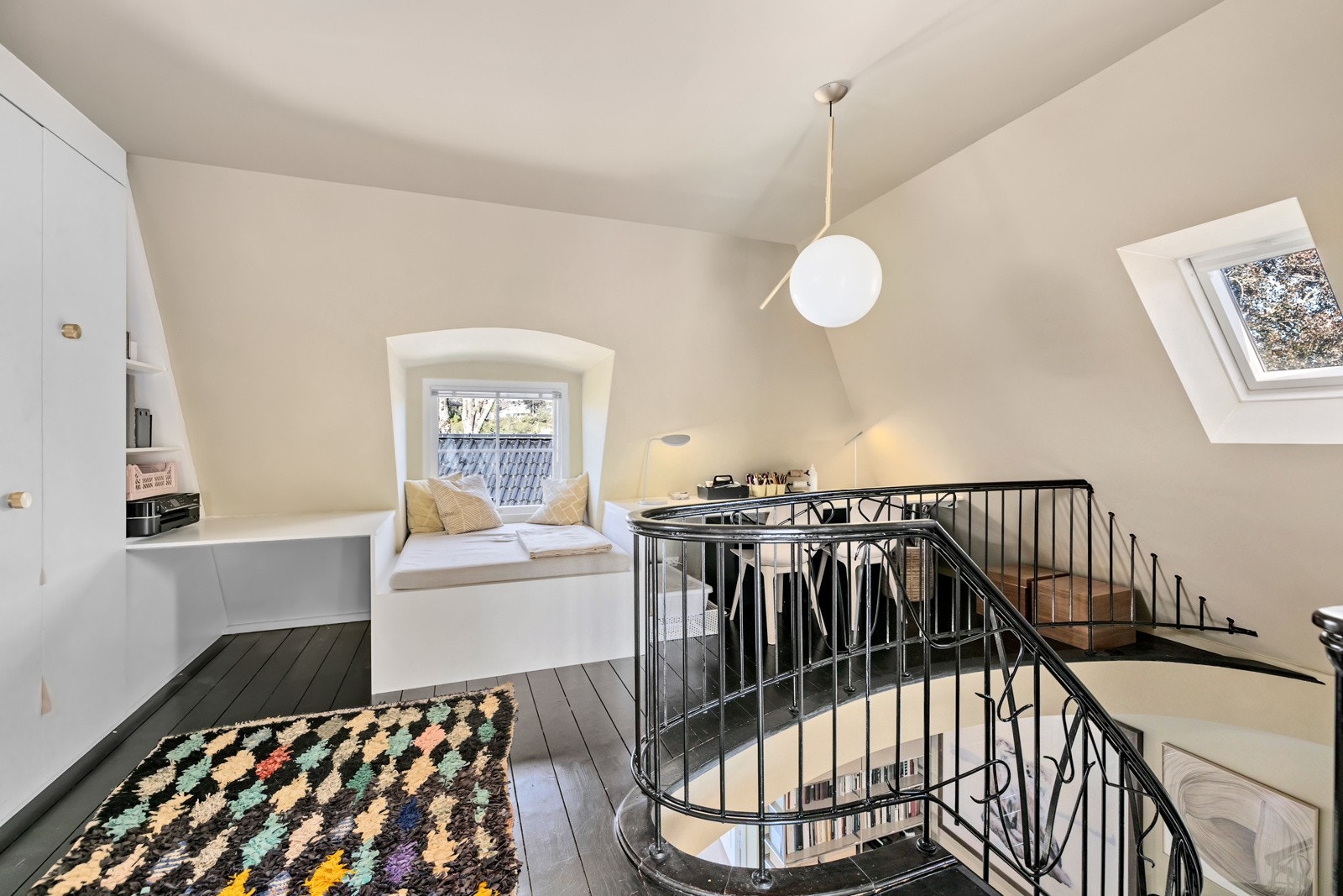 I boligens 2. etasje er det gang og et romslig soverom med utgang til balkong Galleribilde