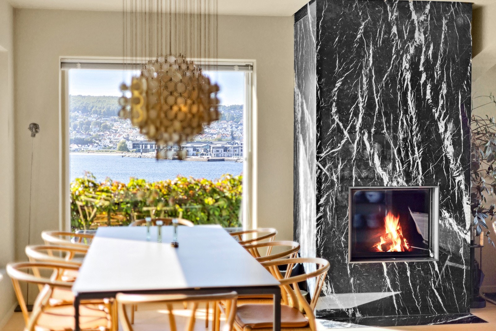 Peis i sort marmor - boligens naturlige midtpunkt Galleribilde