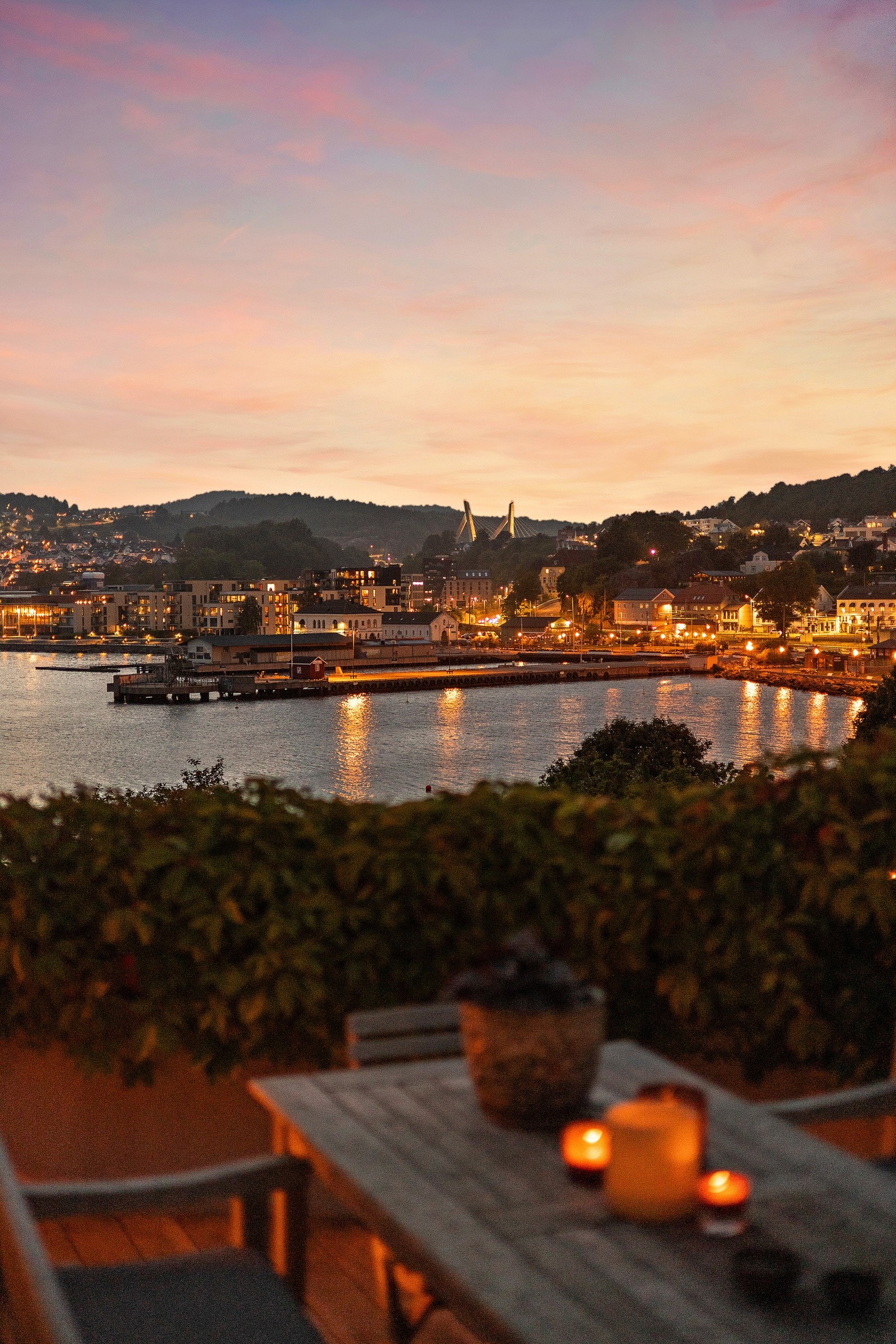 Solrik terrasse med utekjøkken og spiseplass med nydelig utsikt Galleribilde