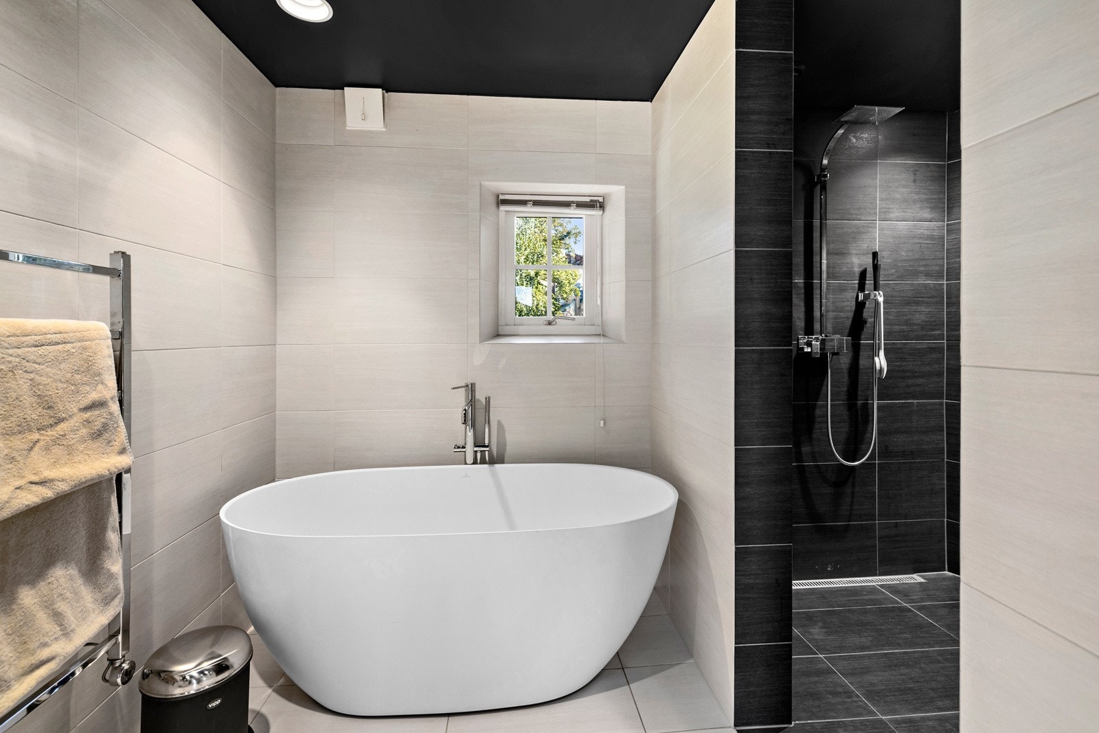 Badet har både badekar (nytt i 2025) og stor dusjnisje Galleribilde