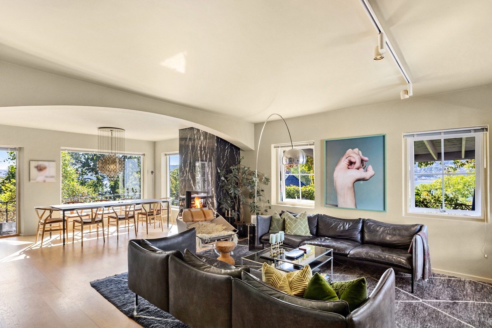 Inne venter lyse og romslige oppholdsrom med store vindusflater Galleribilde