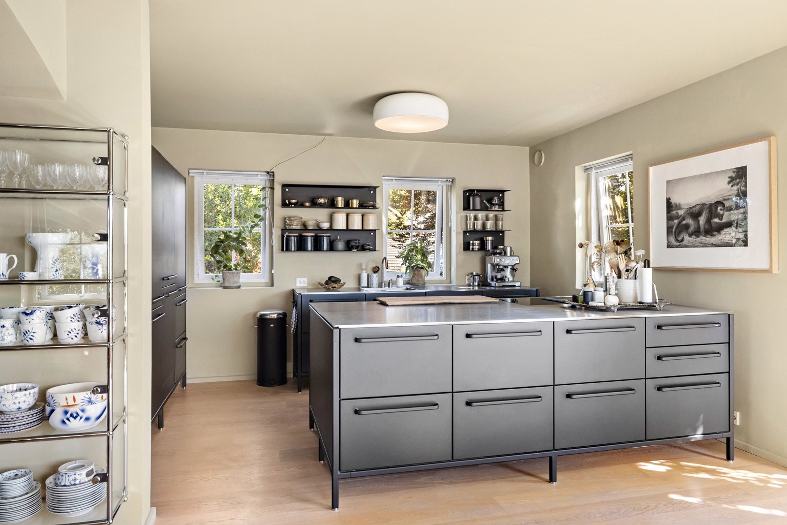 Moderne kjøkken fra Vipp med kjøkkenøy og rikelig plass Galleribilde