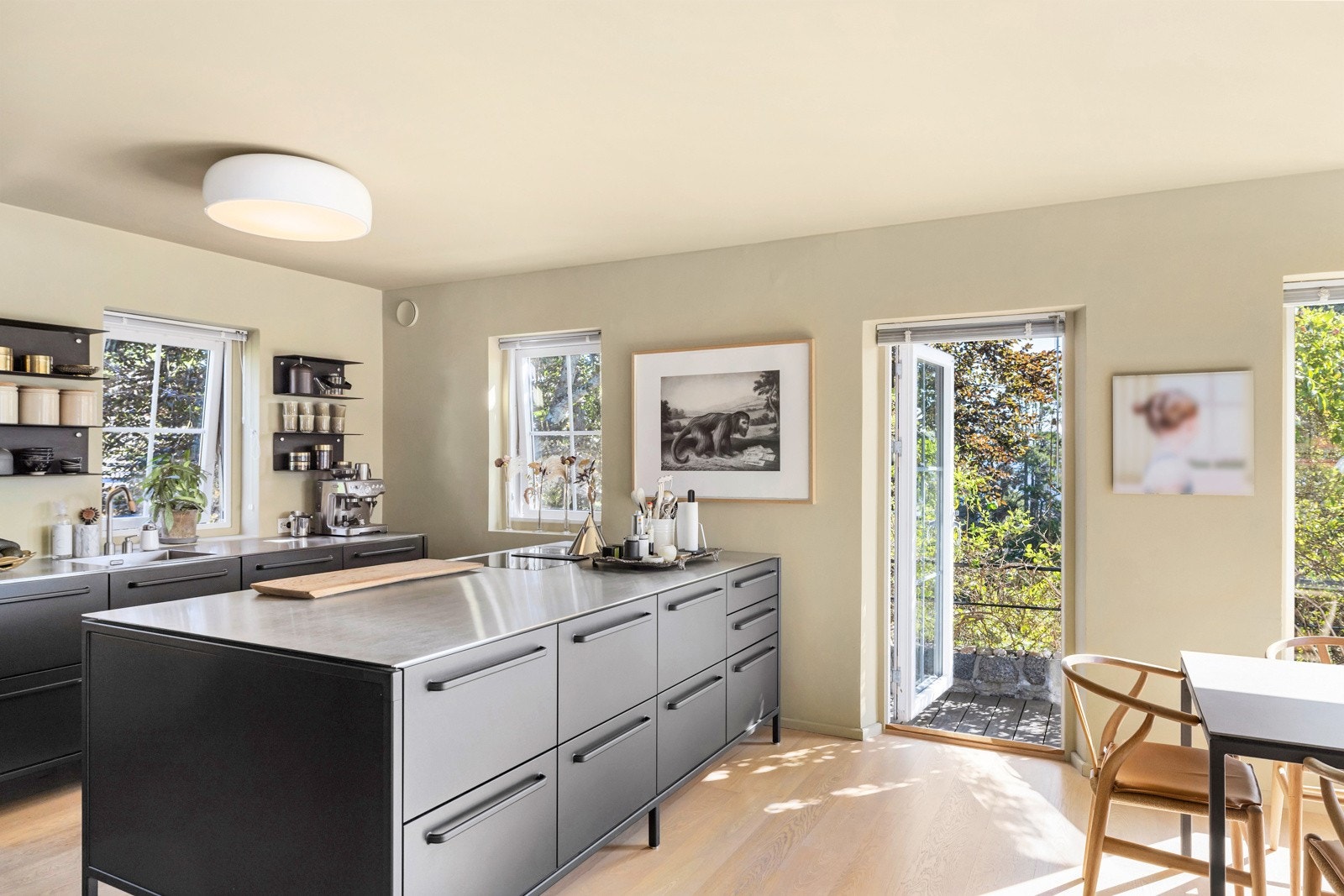 Fra kjøkken og spisestue er det utgang til det flotte uteområdet Galleribilde