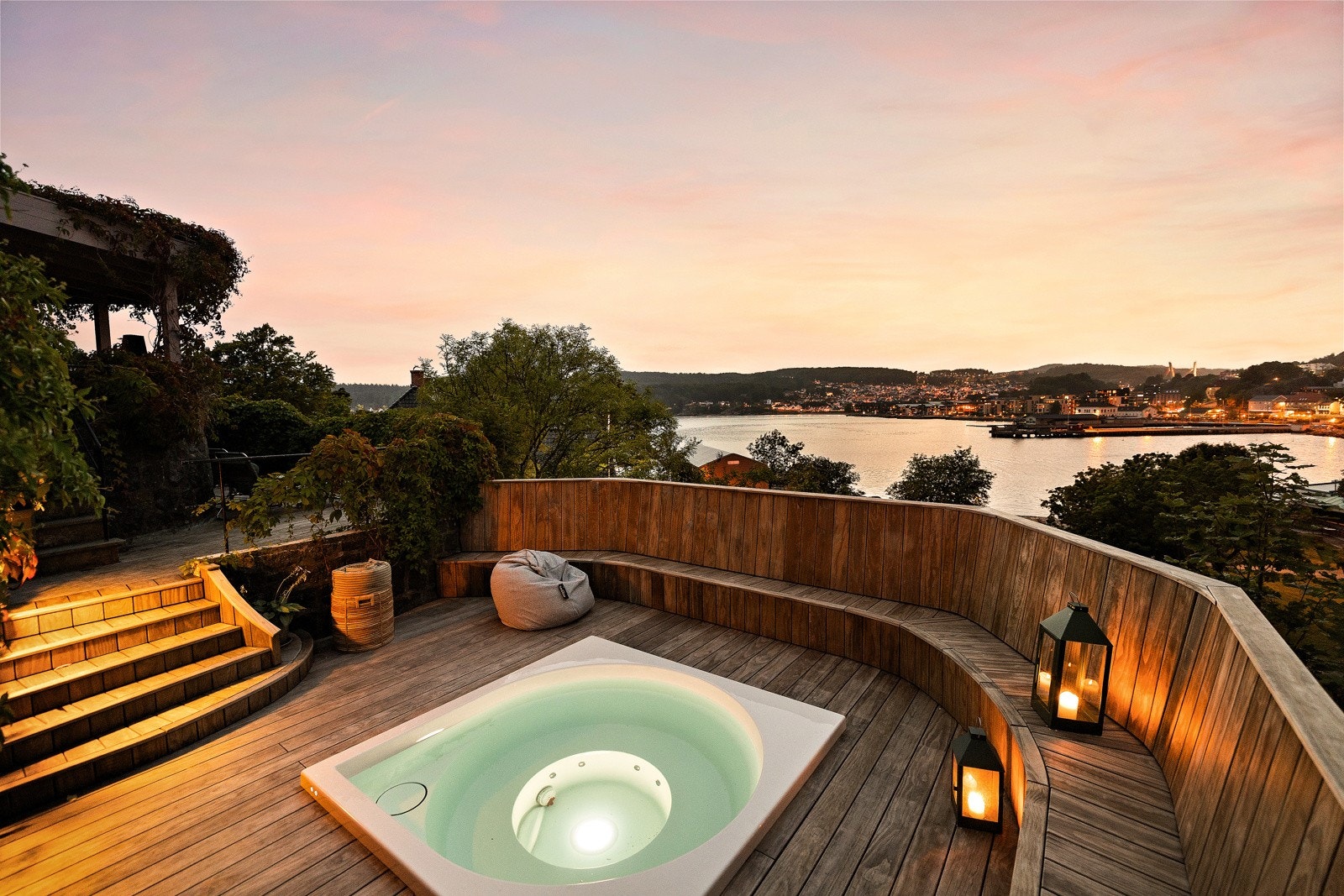 Uteområdene er i særklasse med bl.a Drop Spa-boblekar og plassbygd sittebenk Galleribilde