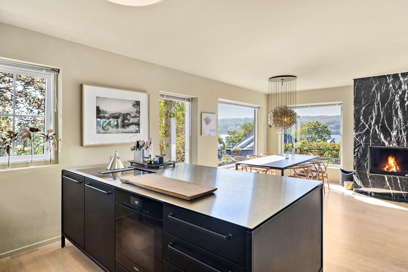 Stor kjøkkenøy som inviterer til både matlaging og sosialt samvær Galleribilde