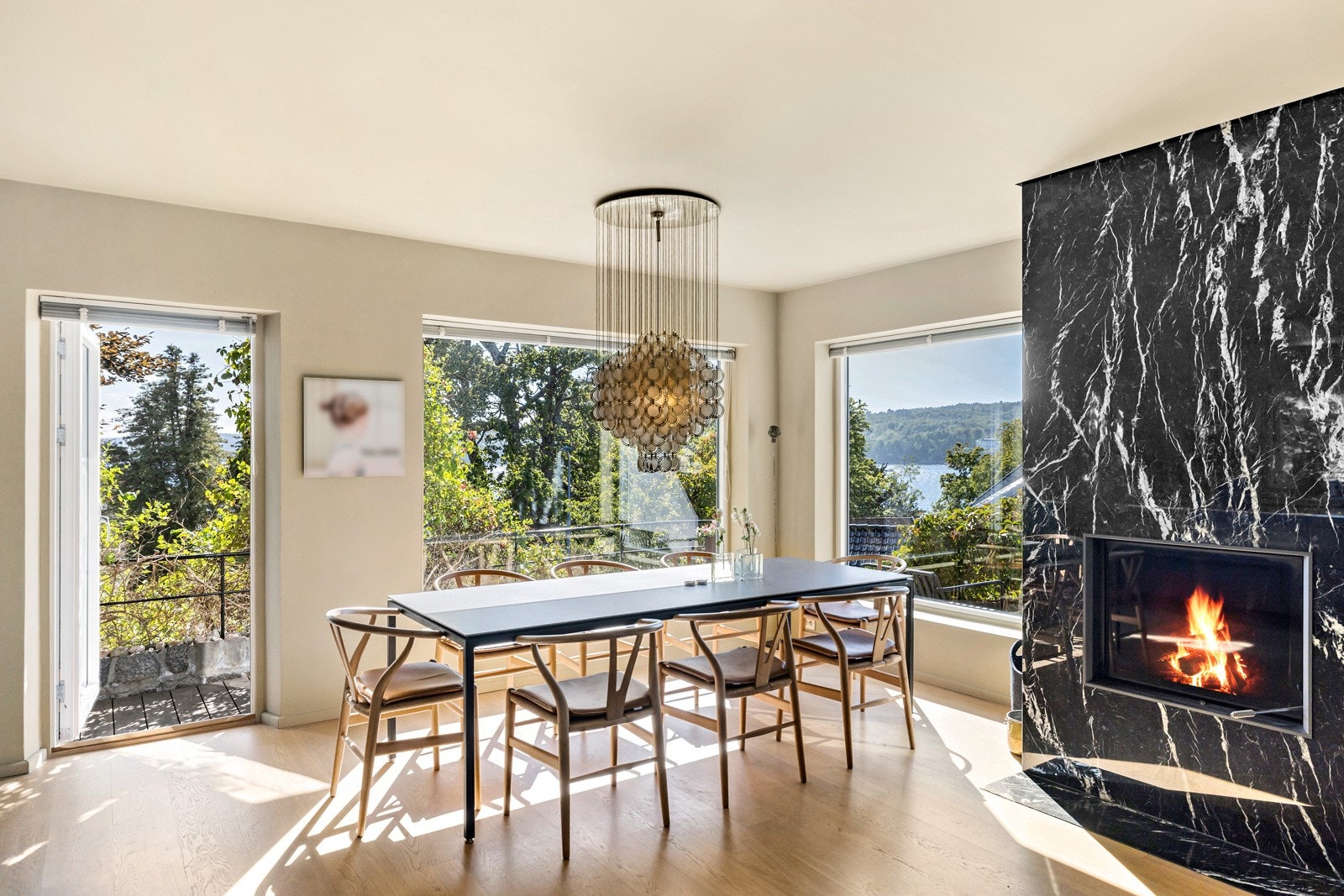 Spisestue med plass til mange, perfekt for sosiale sammenkomster Galleribilde