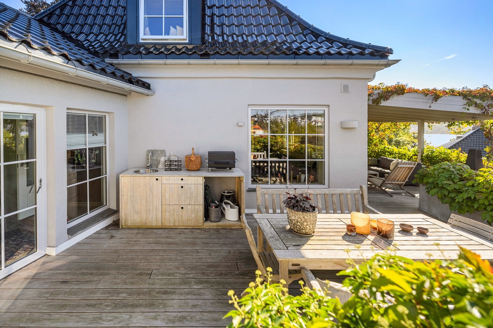 Solrik terrasse med utekjøkken og spiseplass Galleribilde