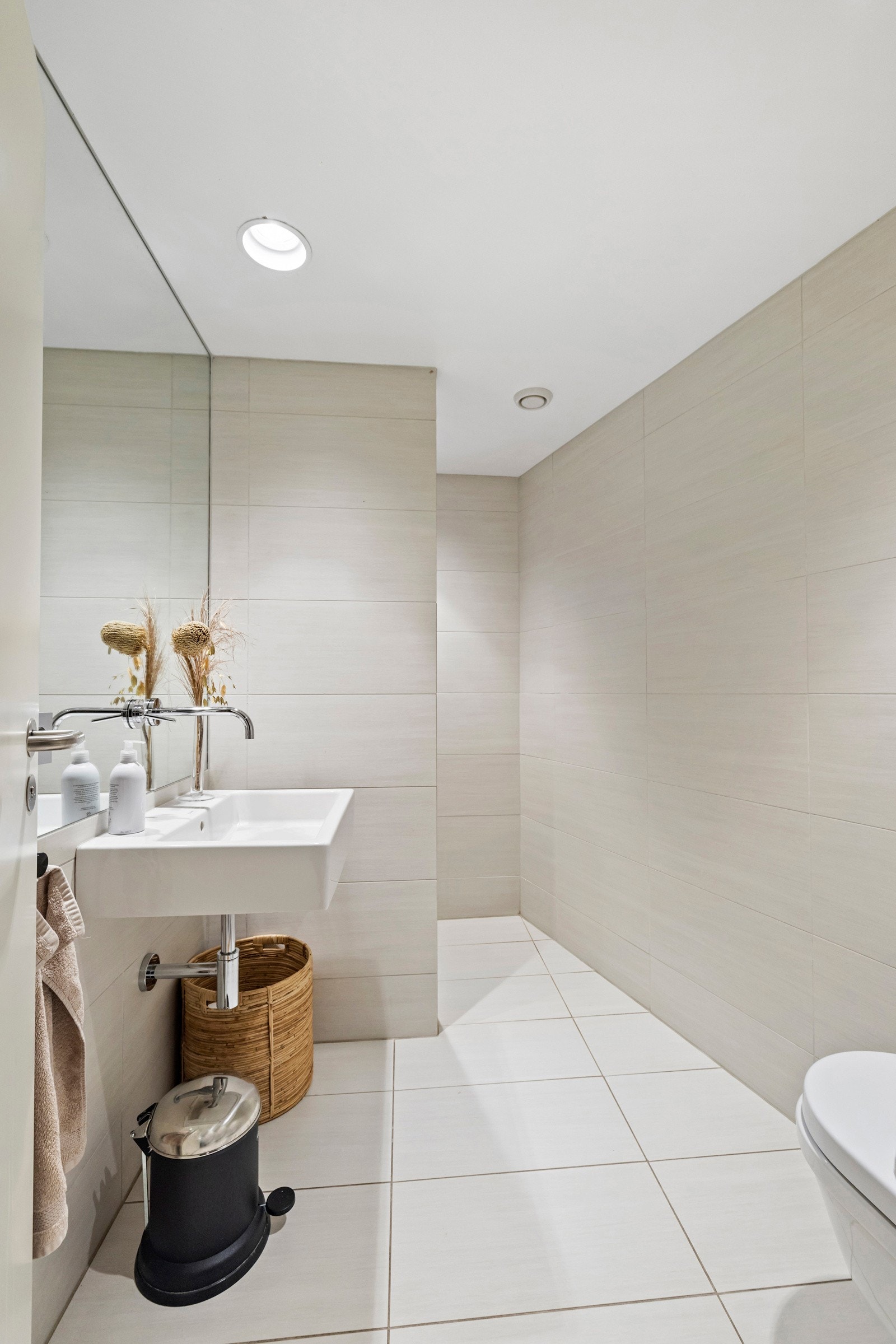 Bad i 1. etasje med dusjnisje og toalett Galleribilde