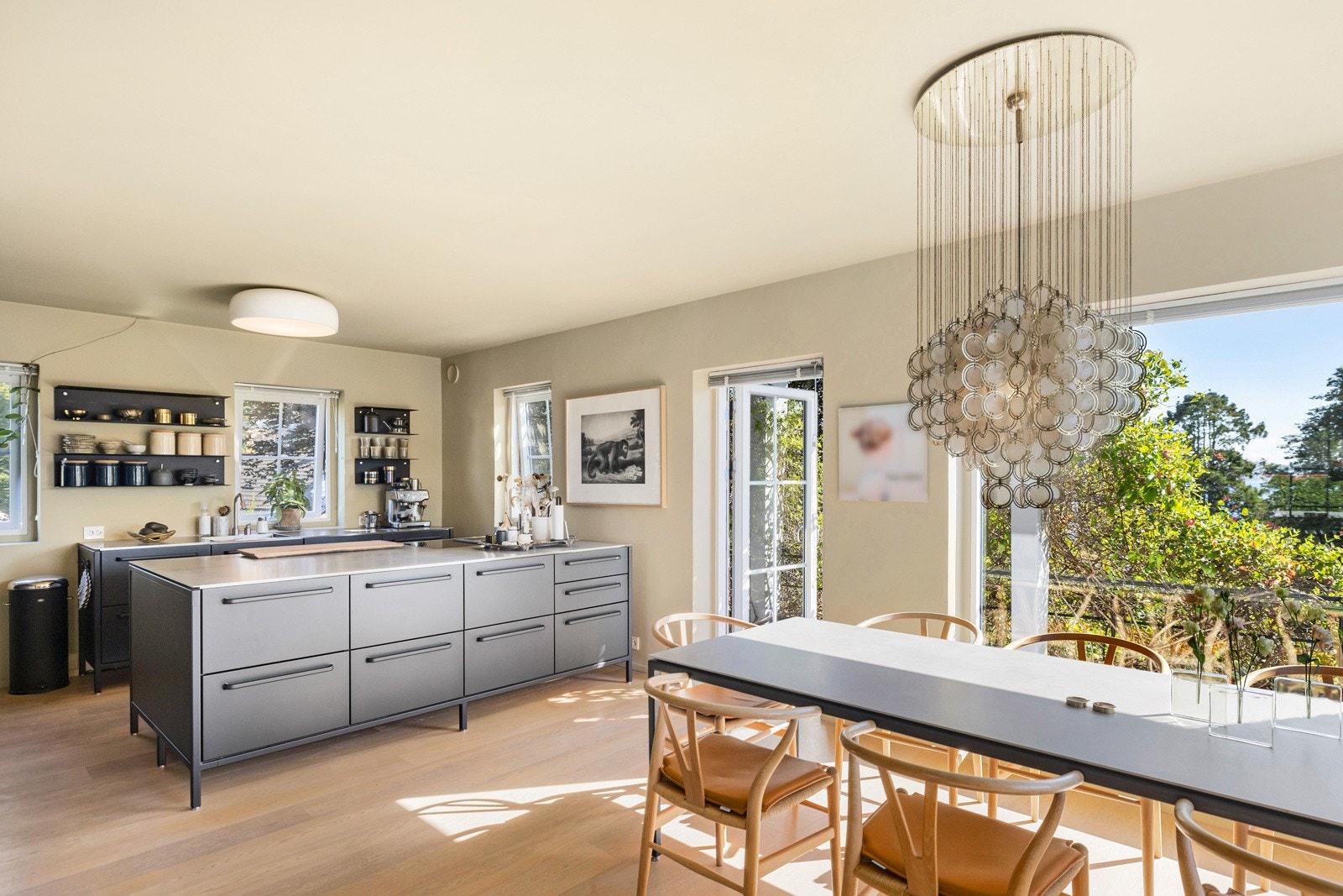 Åpen løsning mellom kjøkken og spisestue Galleribilde