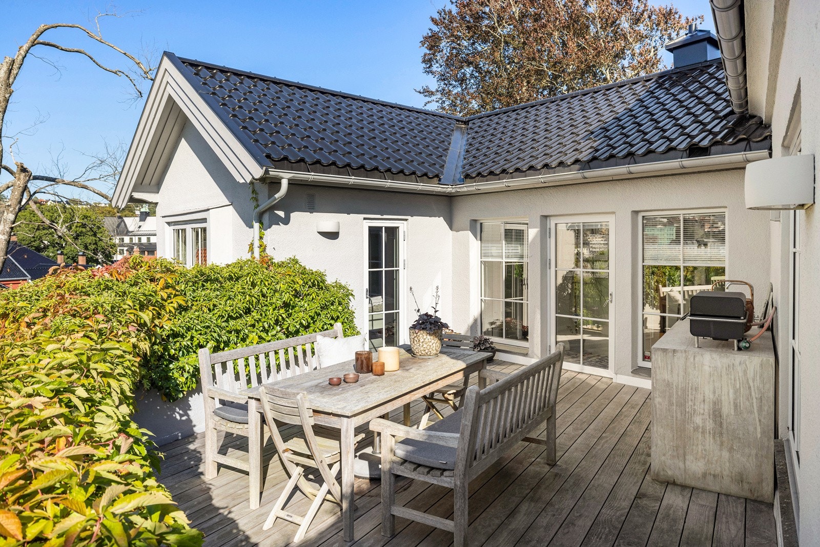 Fra stuen er det utgang til denne uteplassen med gode solforhold Galleribilde