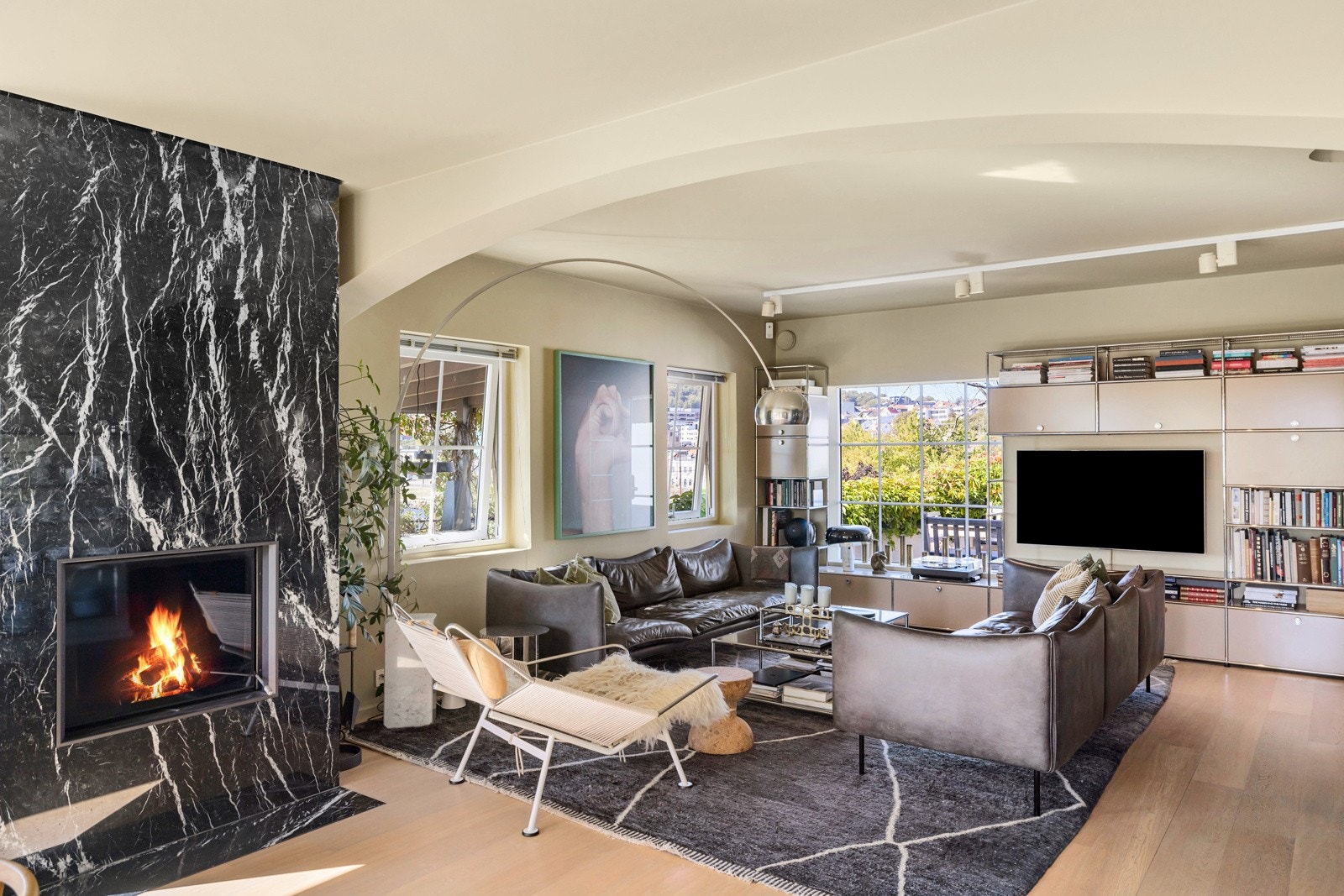 Stue med plass til stor sittegruppe Galleribilde