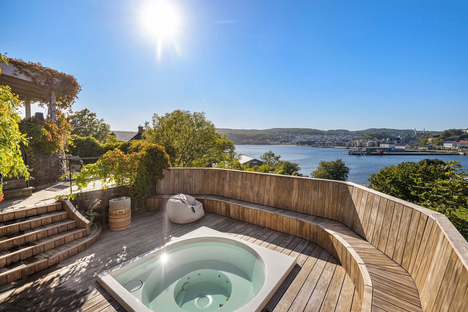 Her kan du lene deg tilbake og nyte både solen og den fantastiske utsikten Galleribilde