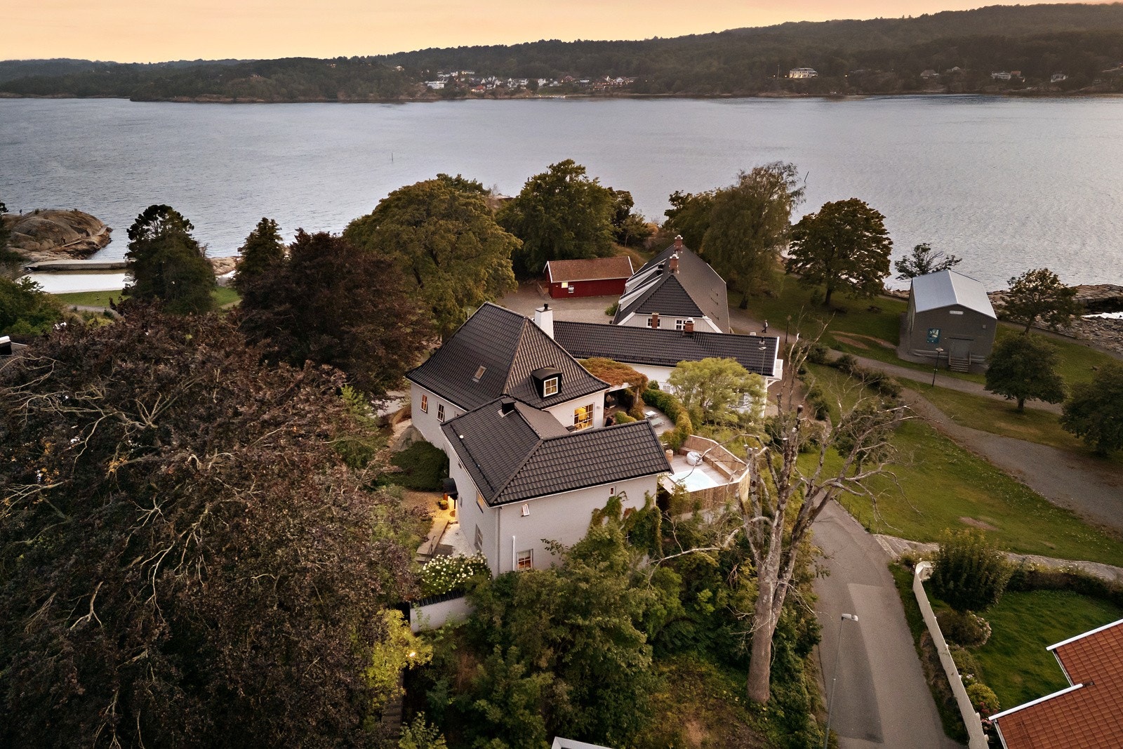 Fra eiendommen har du nydelig utsikt til sjø og by Galleribilde