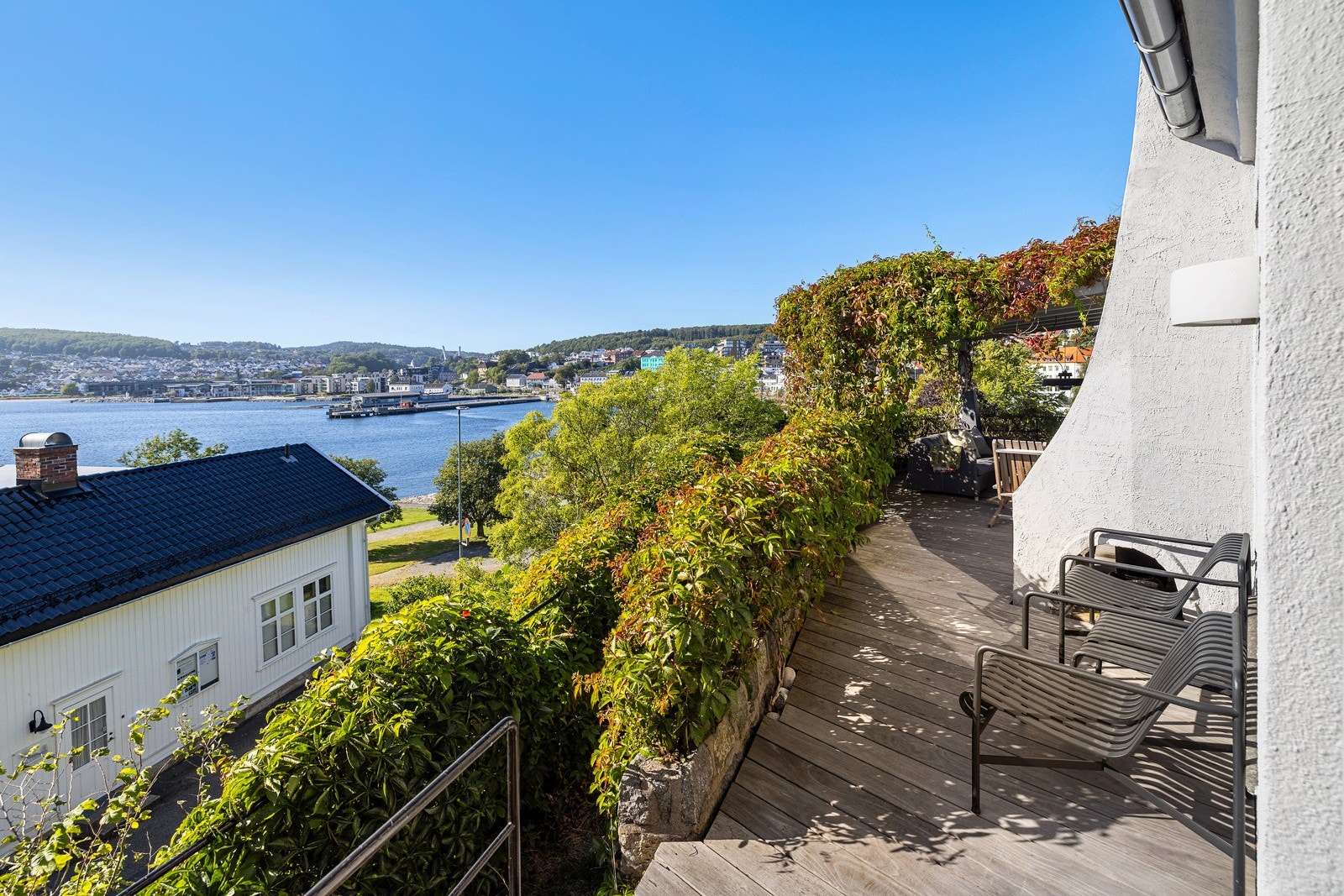 Uteplassen med utgang fra kjøkkenet Galleribilde