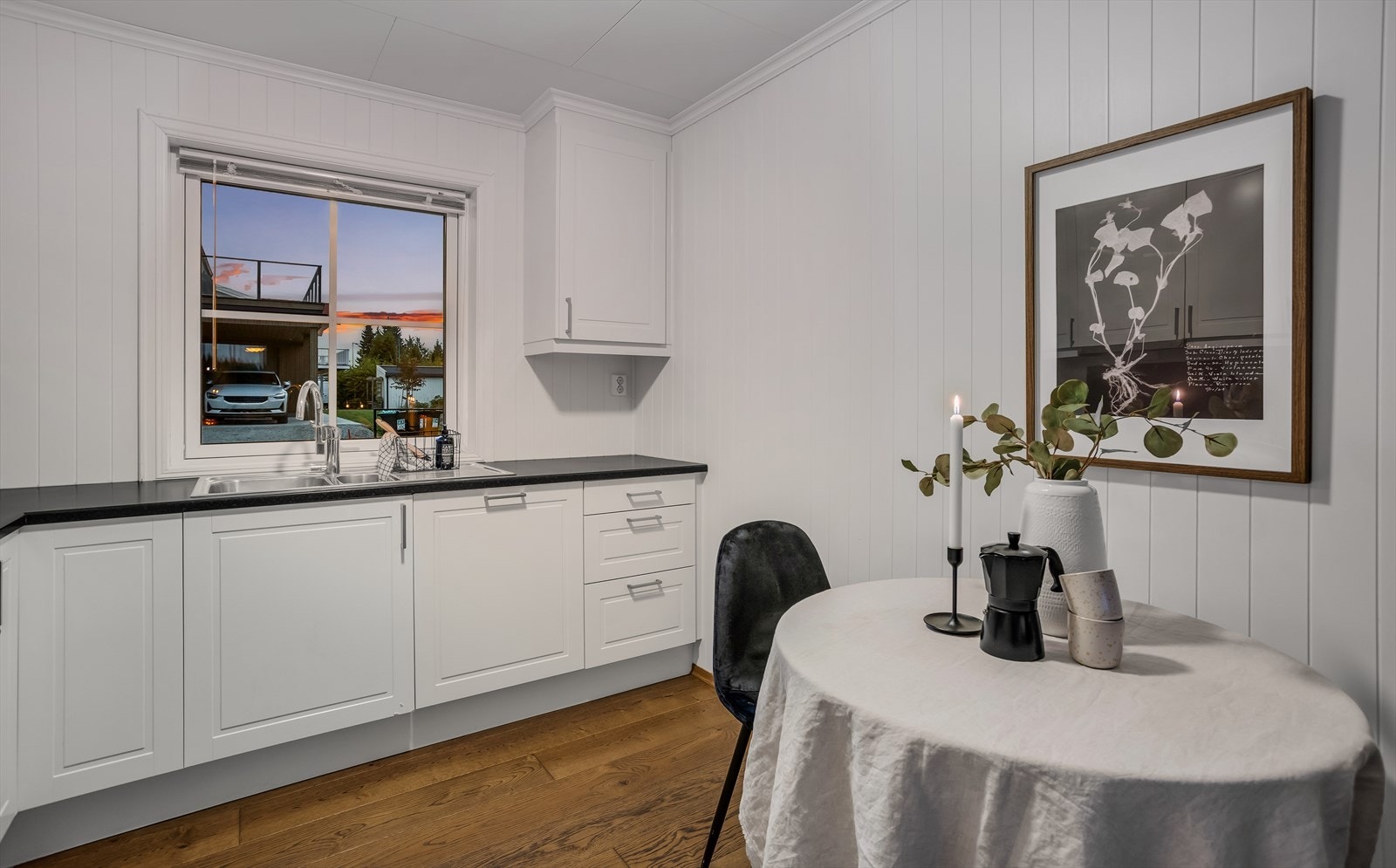 Rommet har plass til en hyggelig spiseplass ved vinduet. Galleribilde