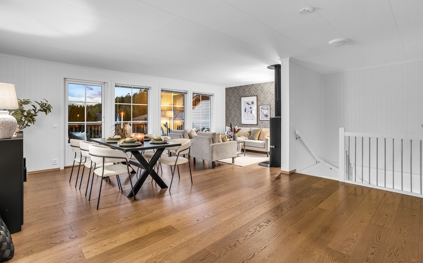 Rommet har en gjennomgående og helhetlig stil som binder sonene sammen. Galleribilde