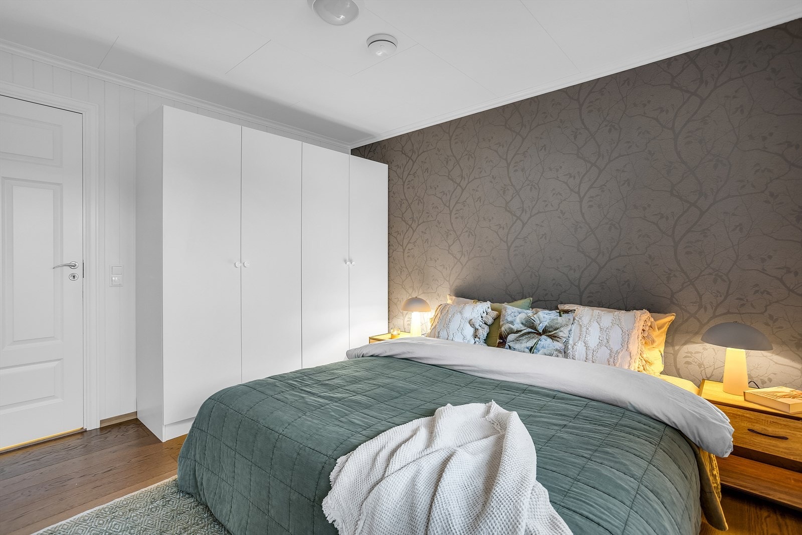 Det er god plass til en stor garderobeløsning langs den ene veggen. Galleribilde