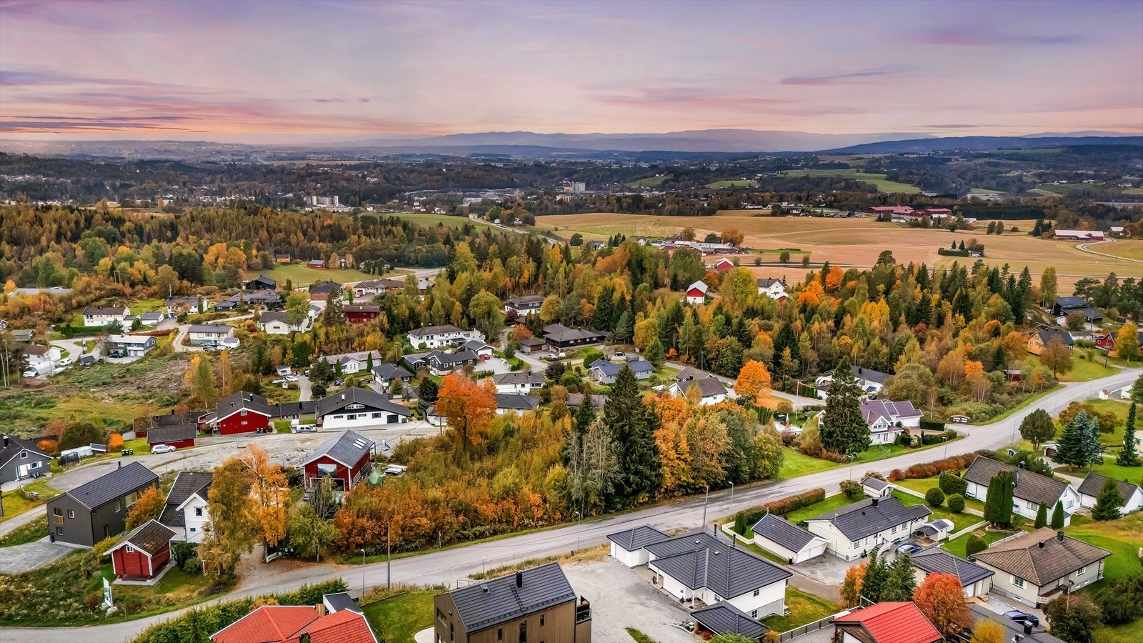 Nærmeste dagligvarehandel, som Coop Extra og Rema 1000, ligger kun en kort kjøretur unna. Galleribilde