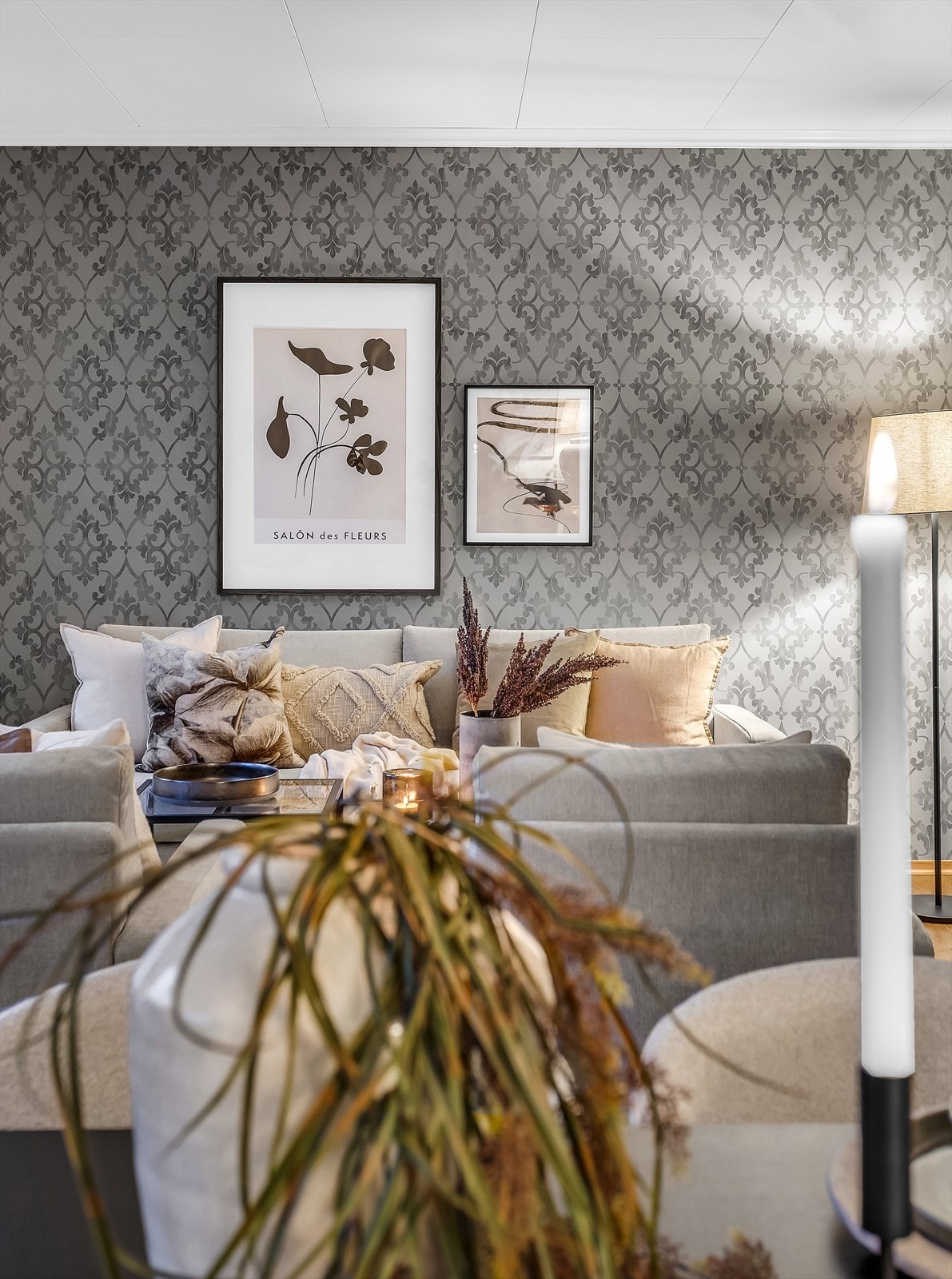 En tapetsert fondvegg gir karakter til stuen. Galleribilde