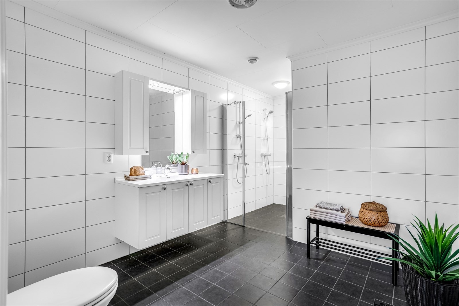 Badet i underetasjen er helfliset og utstyrt med gulvvarme. Galleribilde