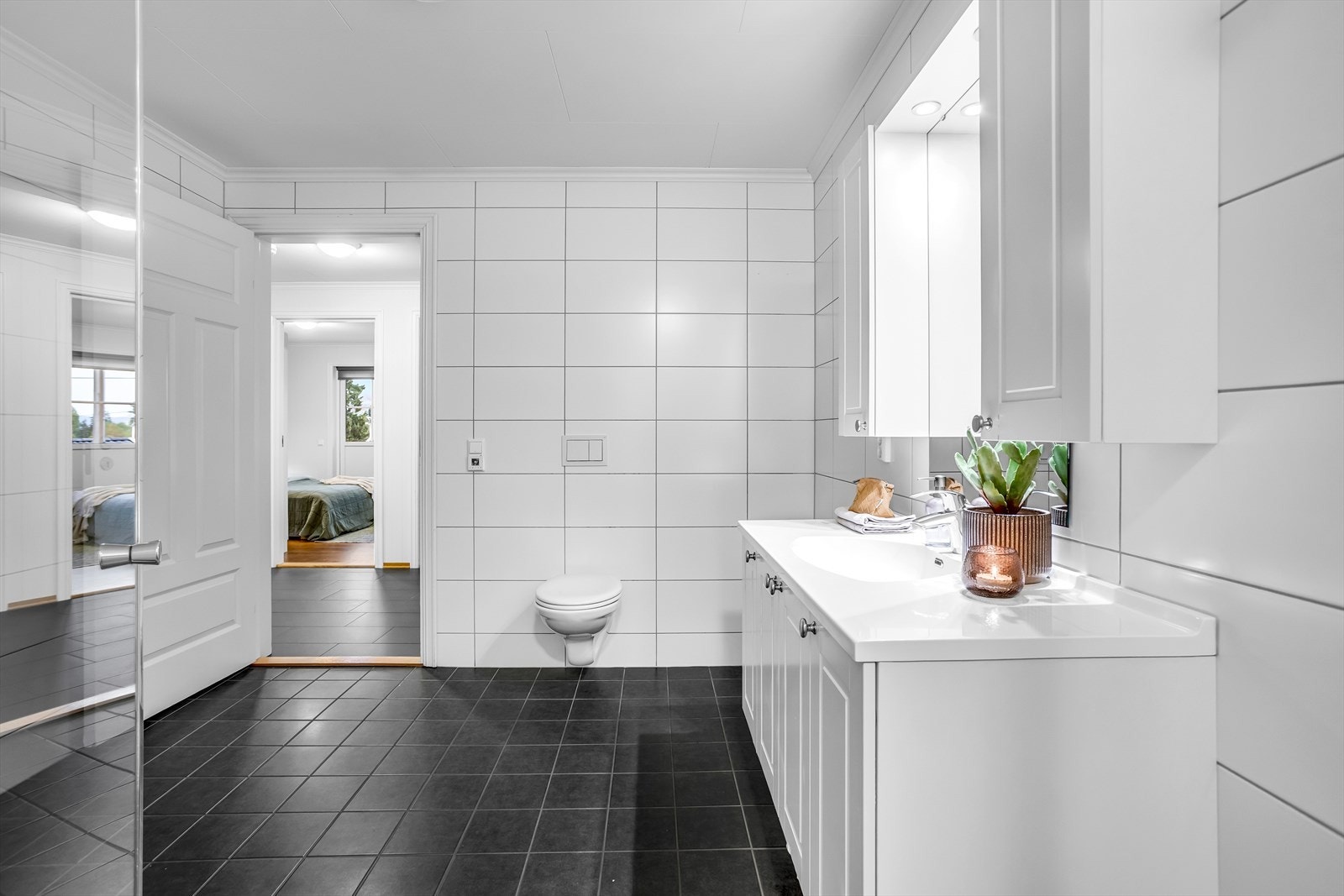 Badet har også vegghengt toalett og er tilknyttet boligens balanserte ventilasjonsanlegg. Galleribilde