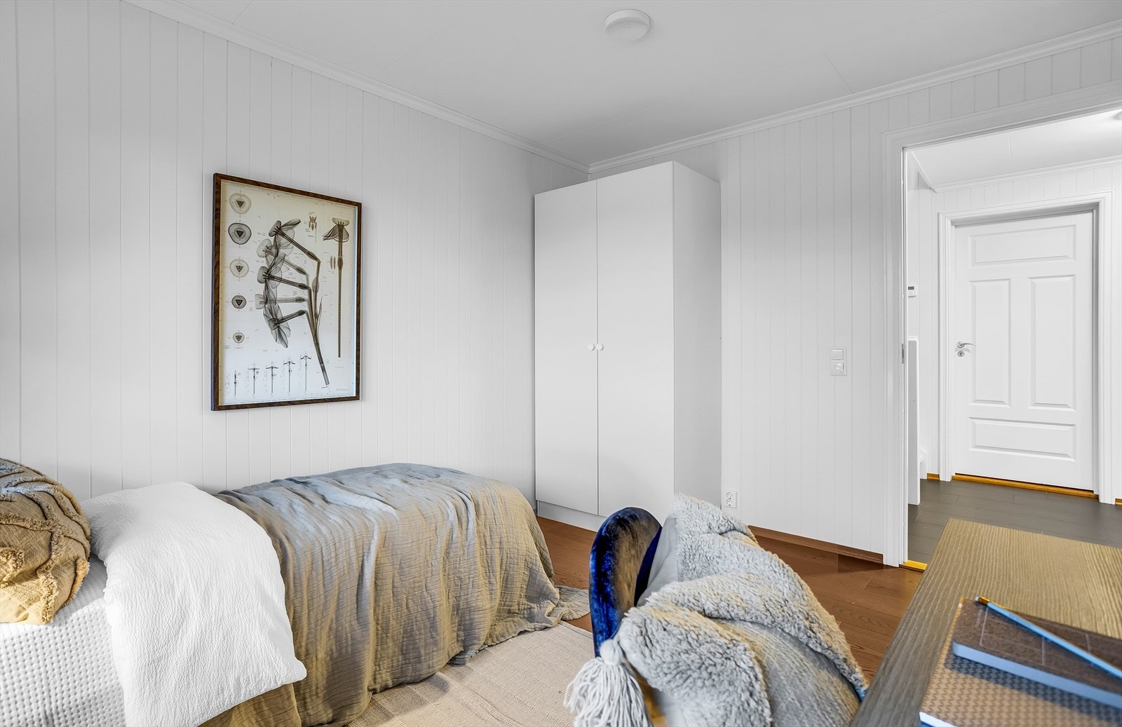 Rommet har parkett på gulvet og malte veggplater. Galleribilde