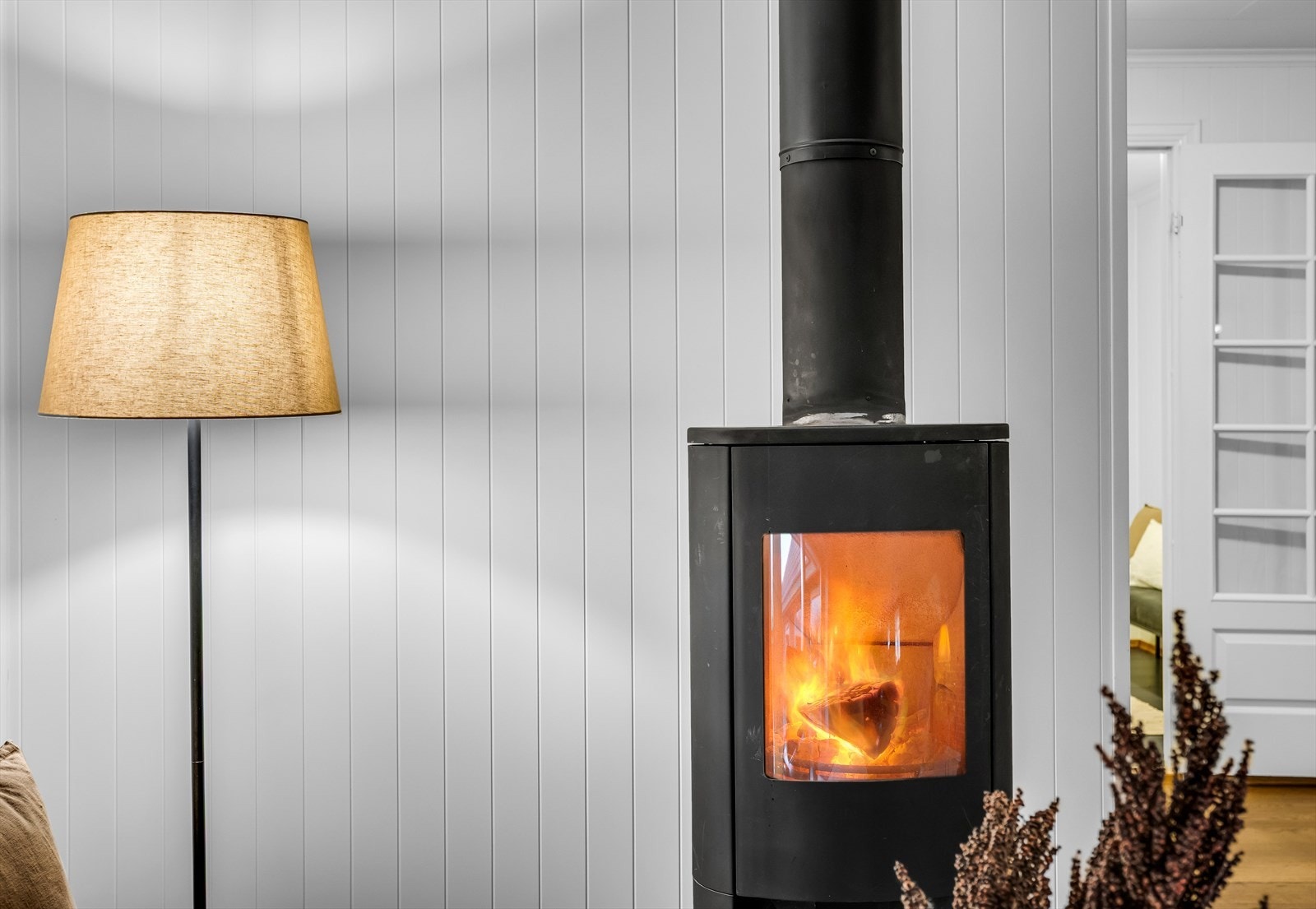 Peisovnen er plassert sentralt mellom stue- og spisestuedelen. Galleribilde