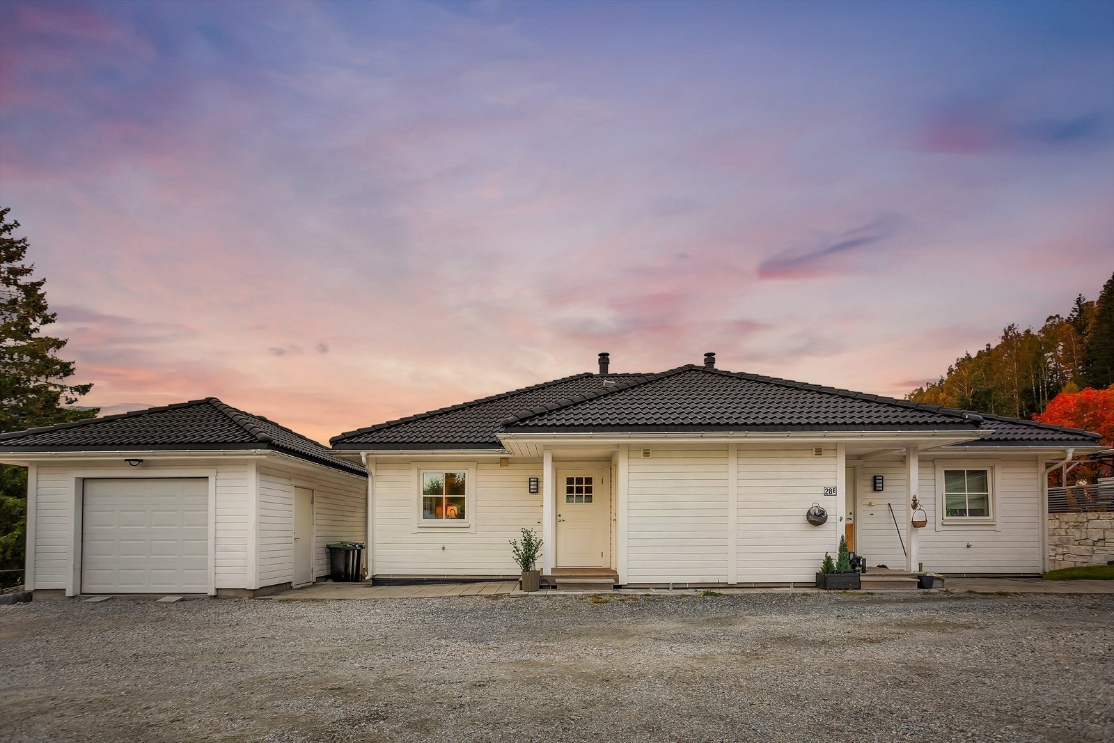 Boligen har en frittstående garasje på 22 m² og en singlet gårdsplass med god plass til parkering. Galleribilde