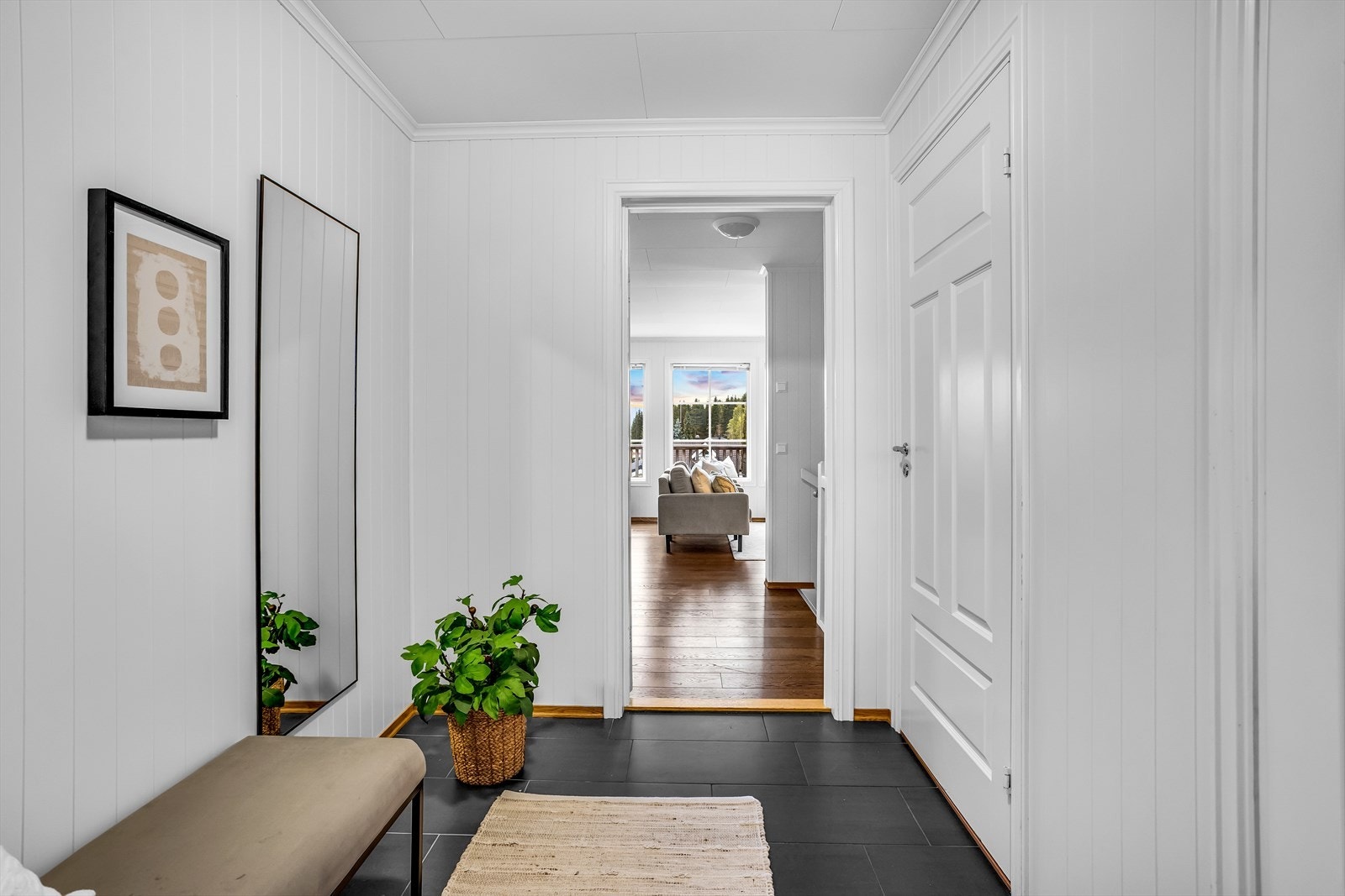 Inngangspartiet er romslig med flislagt gulv og gulvvarme for økt komfort. Galleribilde