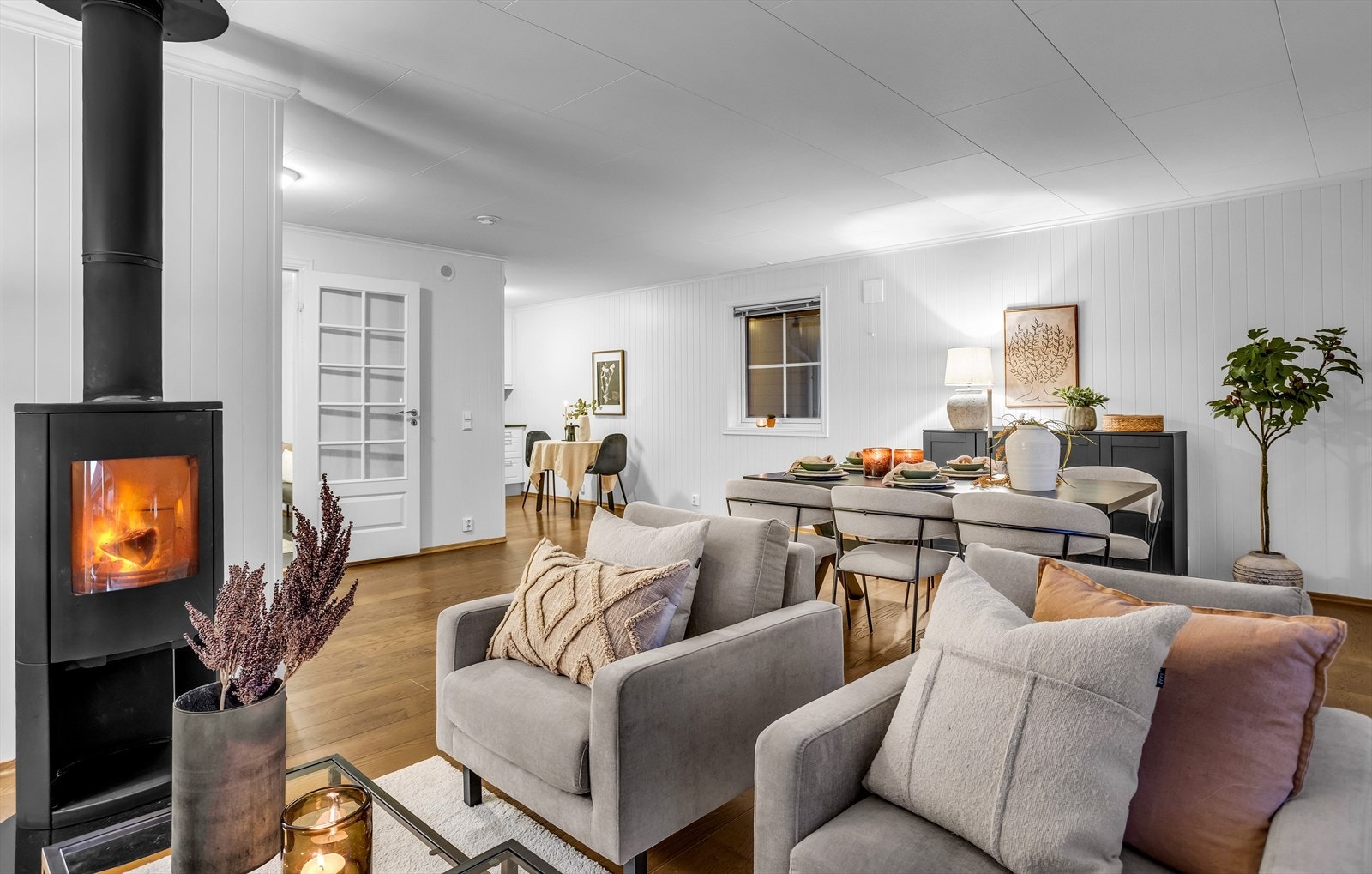 Den gjennomgående planløsningen gir en god flyt i boligens sosiale sone. Galleribilde