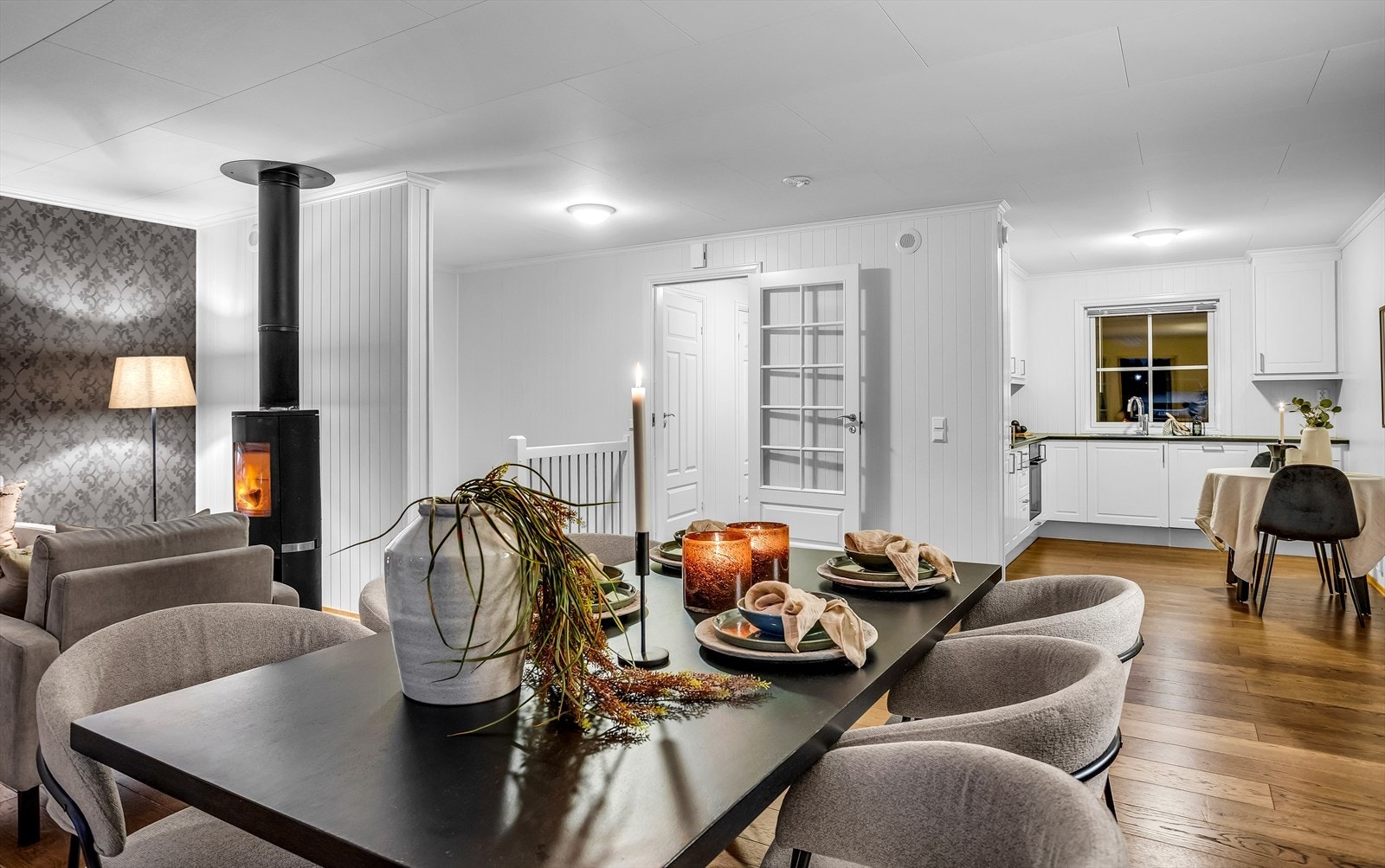 En malt tretrapp med åpne opptrinn leder ned til underetasjen. Galleribilde