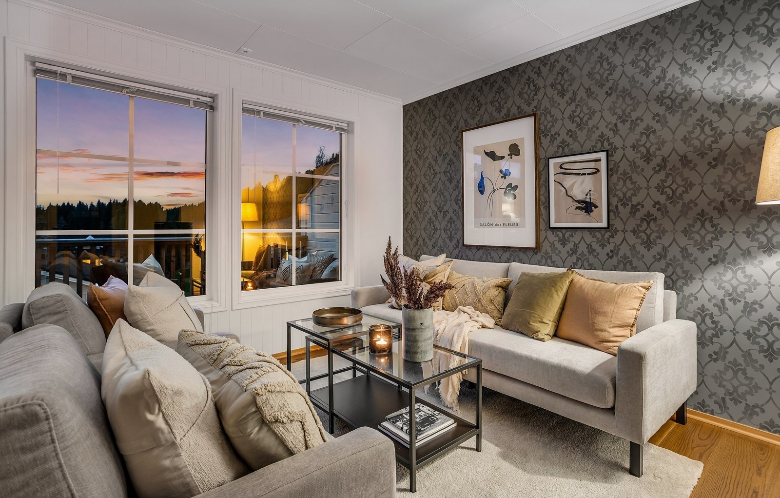 Sofakroken er plassert i en egen del av rommet, med en fondvegg som skaper en lun atmosfære. Galleribilde