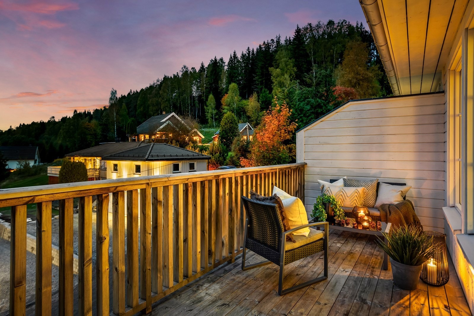 Verandaen har god plass til en sittegruppe hvor man kan nyte utsikten. Galleribilde