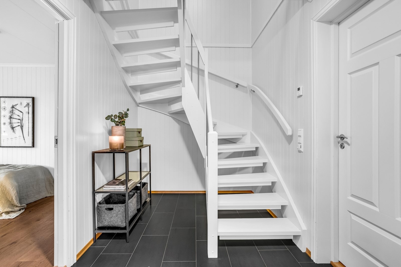 Trapperommet i underetasjen binder sammen soverommene og badet. Galleribilde