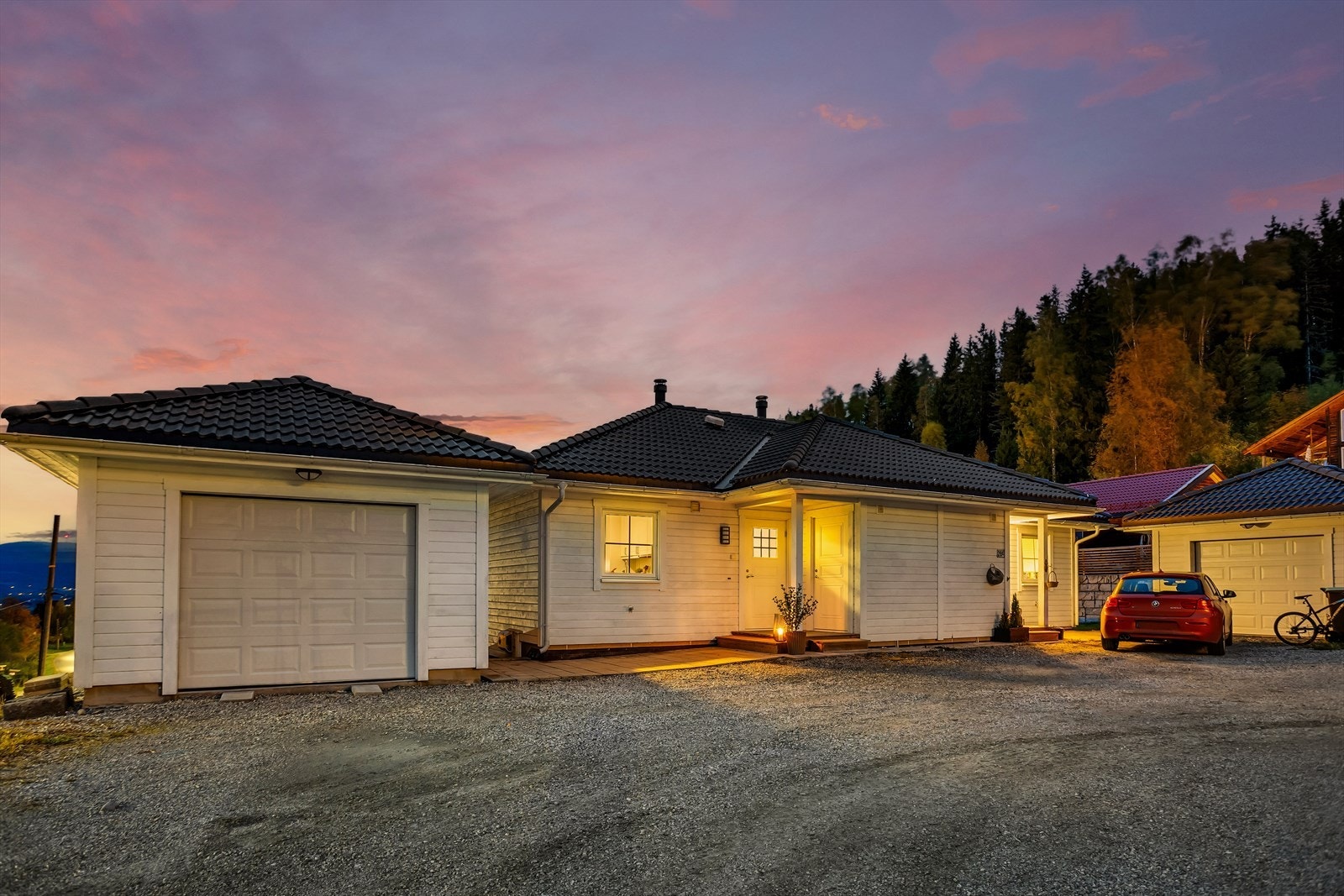 Garasjen har leddport med elektrisk åpner og en praktisk gangdør. Galleribilde