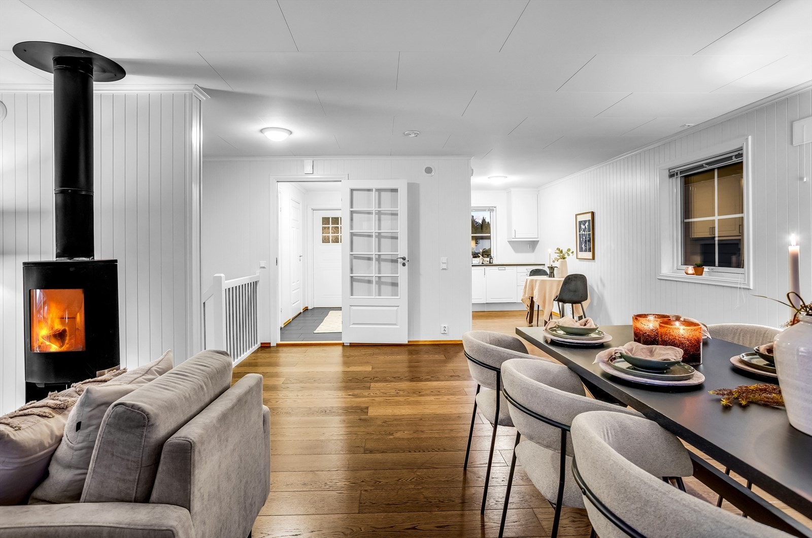 Oversikt som viser den åpne løsningen mellom stue og kjøkken. Galleribilde