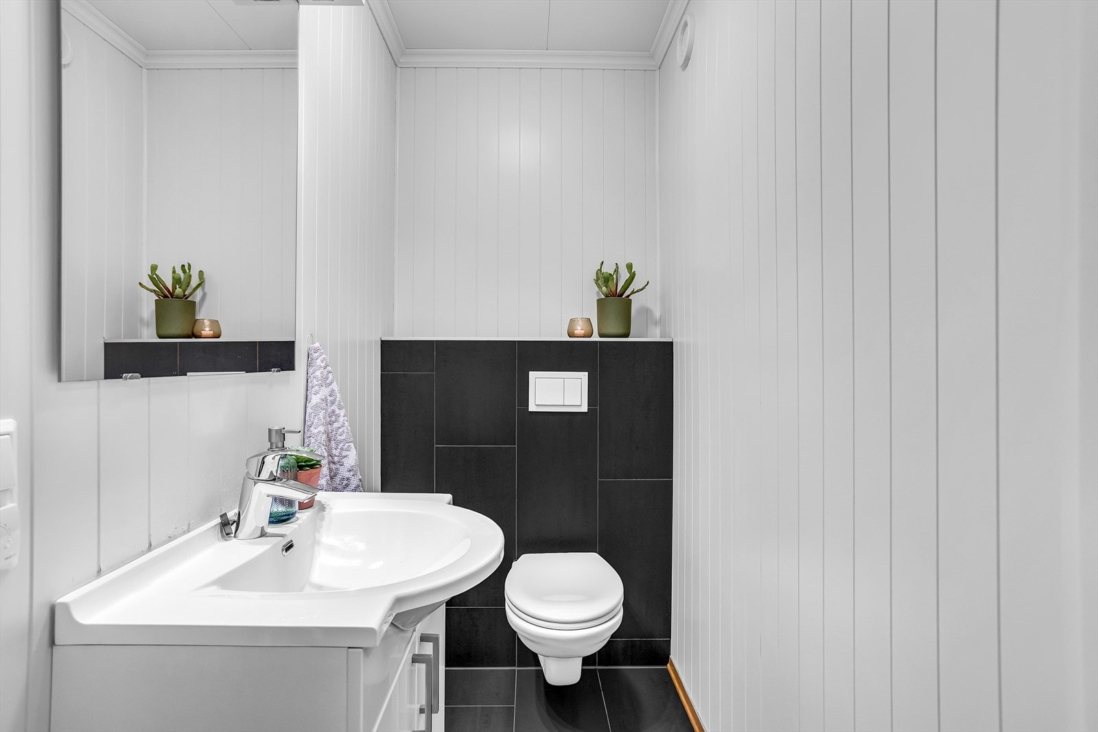 Toalettrommet i første etasje er utstyrt med vegghengt toalett, servant og gulvvarme. Galleribilde