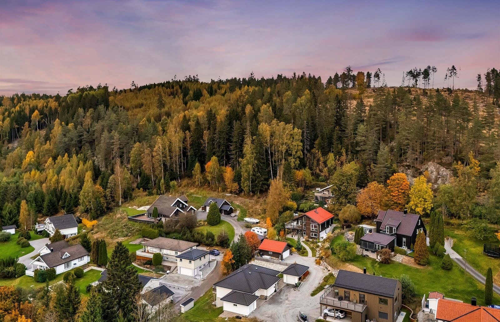 Området er omkranset av skog og natur, med turmuligheter rett utenfor døren. Galleribilde