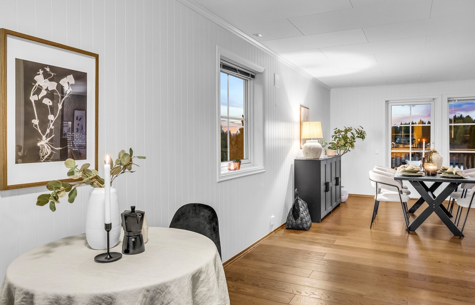 Fra kjøkkenet er det en åpen og naturlig overgang til stue- og spisestuedelen. Galleribilde