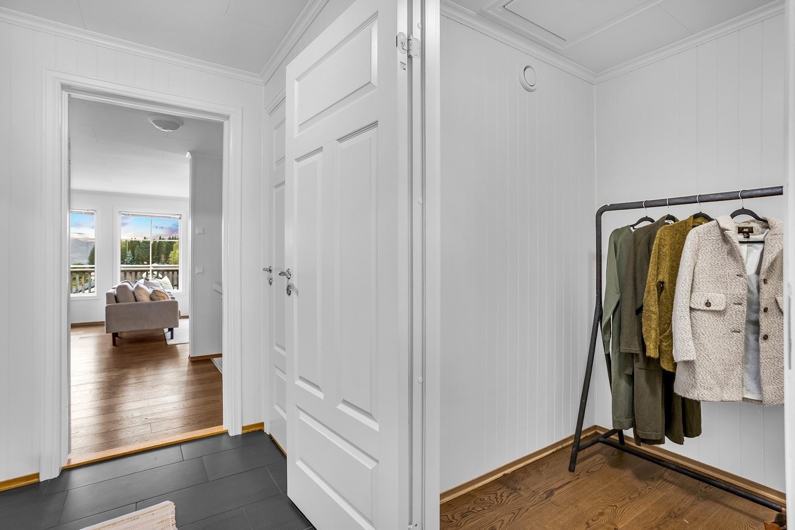 Fra gangen er det direkte tilgang til stuen og en bod med praktisk oppbevaringsplass. Galleribilde