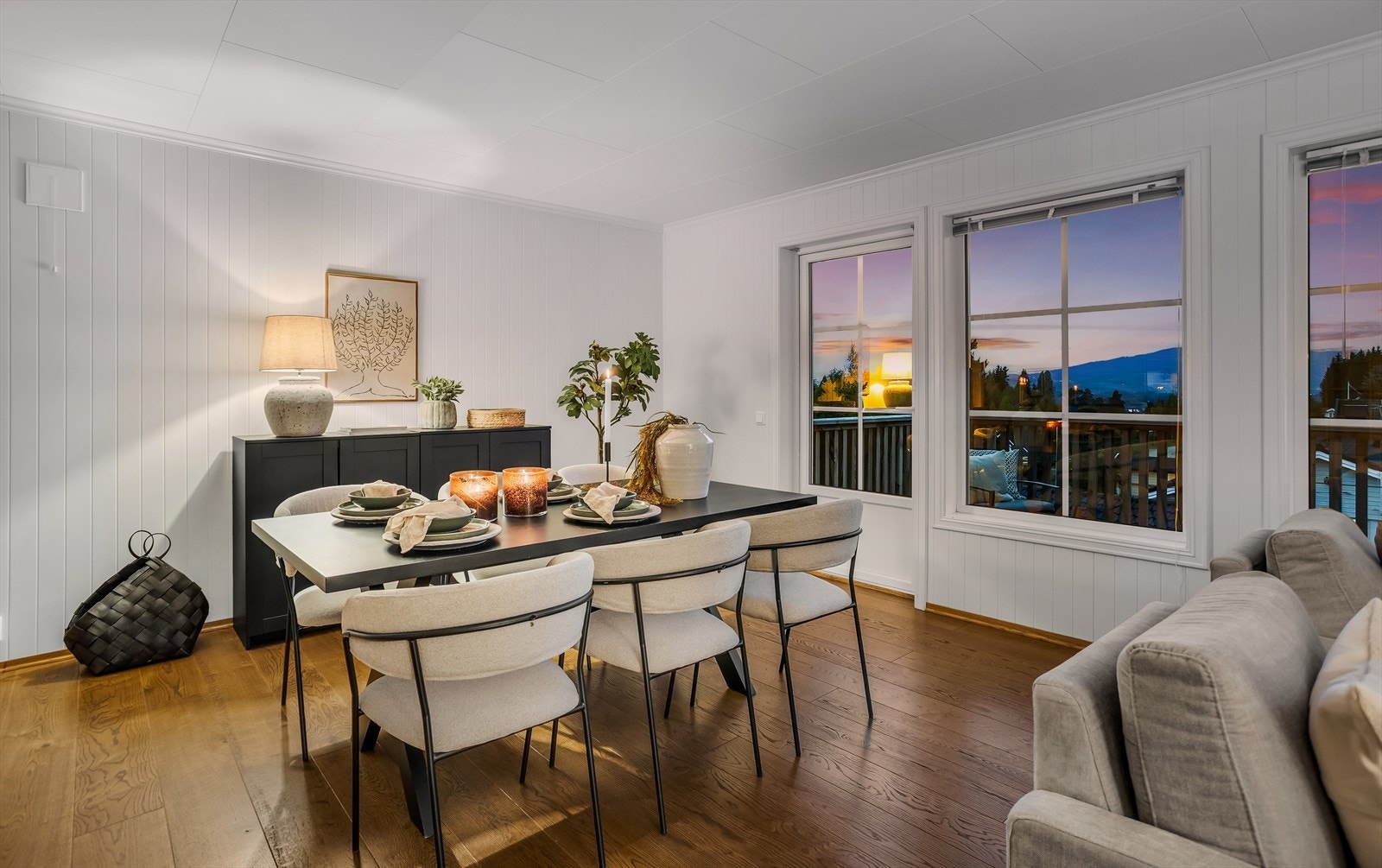 De store vinduene slipper inn rikelig med dagslys og gir en god romfølelse. Galleribilde