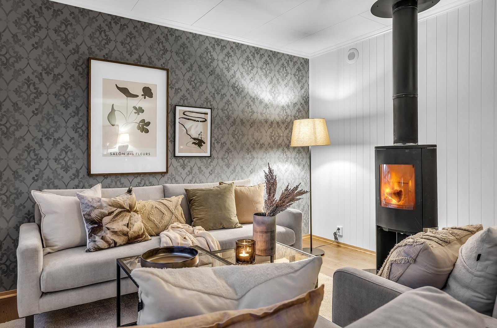 Et ildsted er etablert i stuen, noe som gir ekstra varme og hygge på kalde dager. Galleribilde